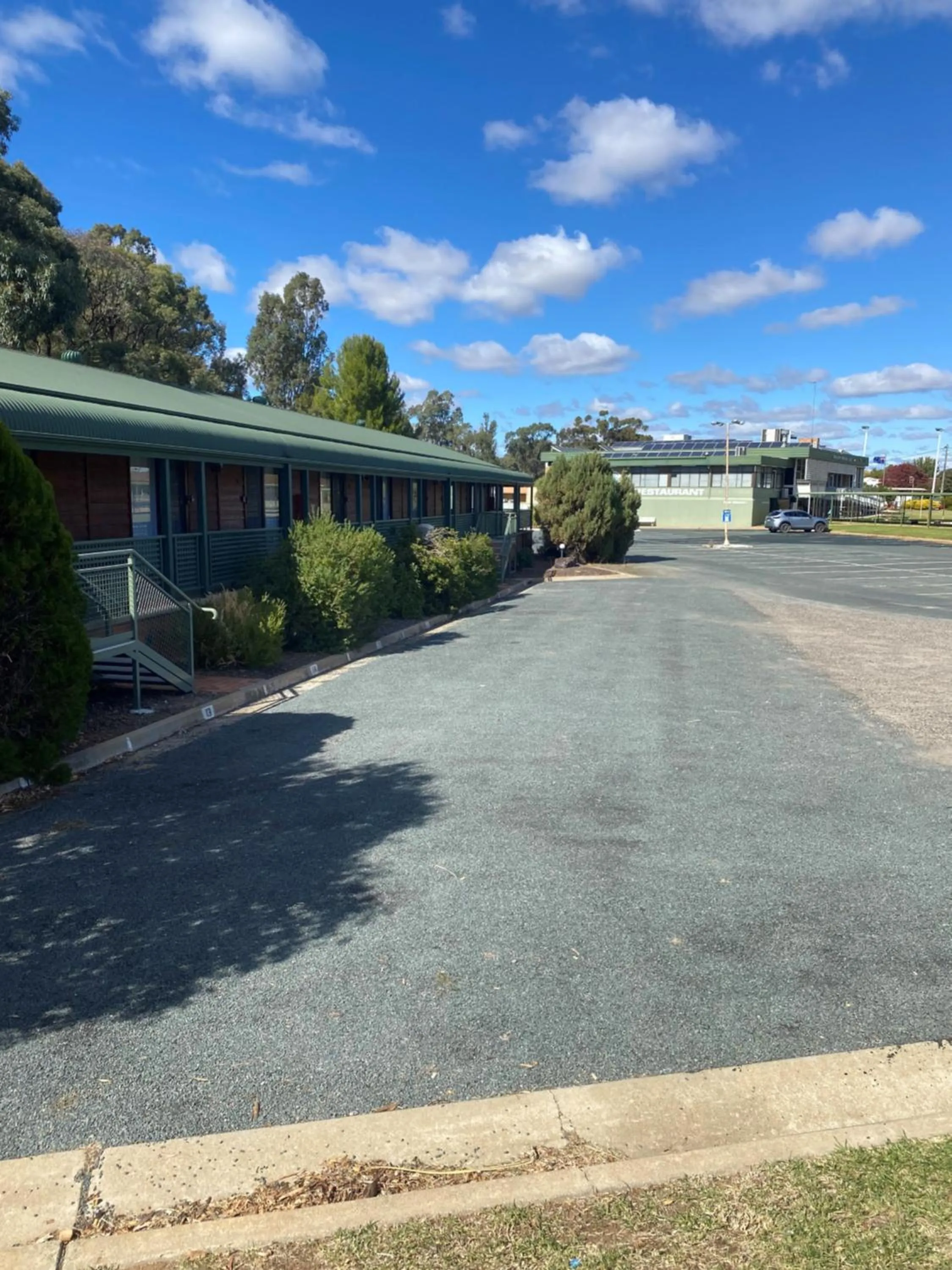 Parking in Deniliquin Country Club Motor Inn