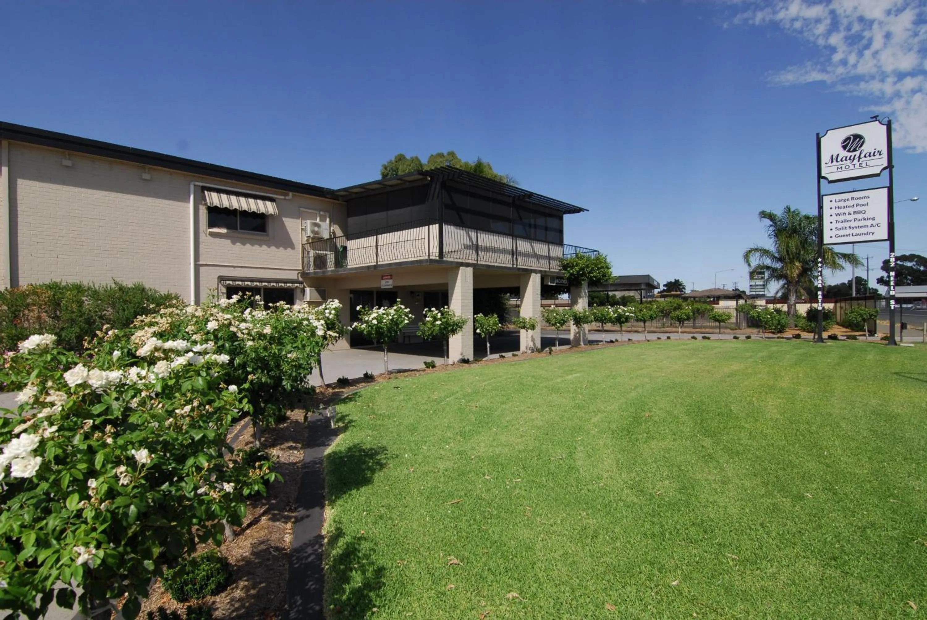 Facade/entrance in Mayfair Motel