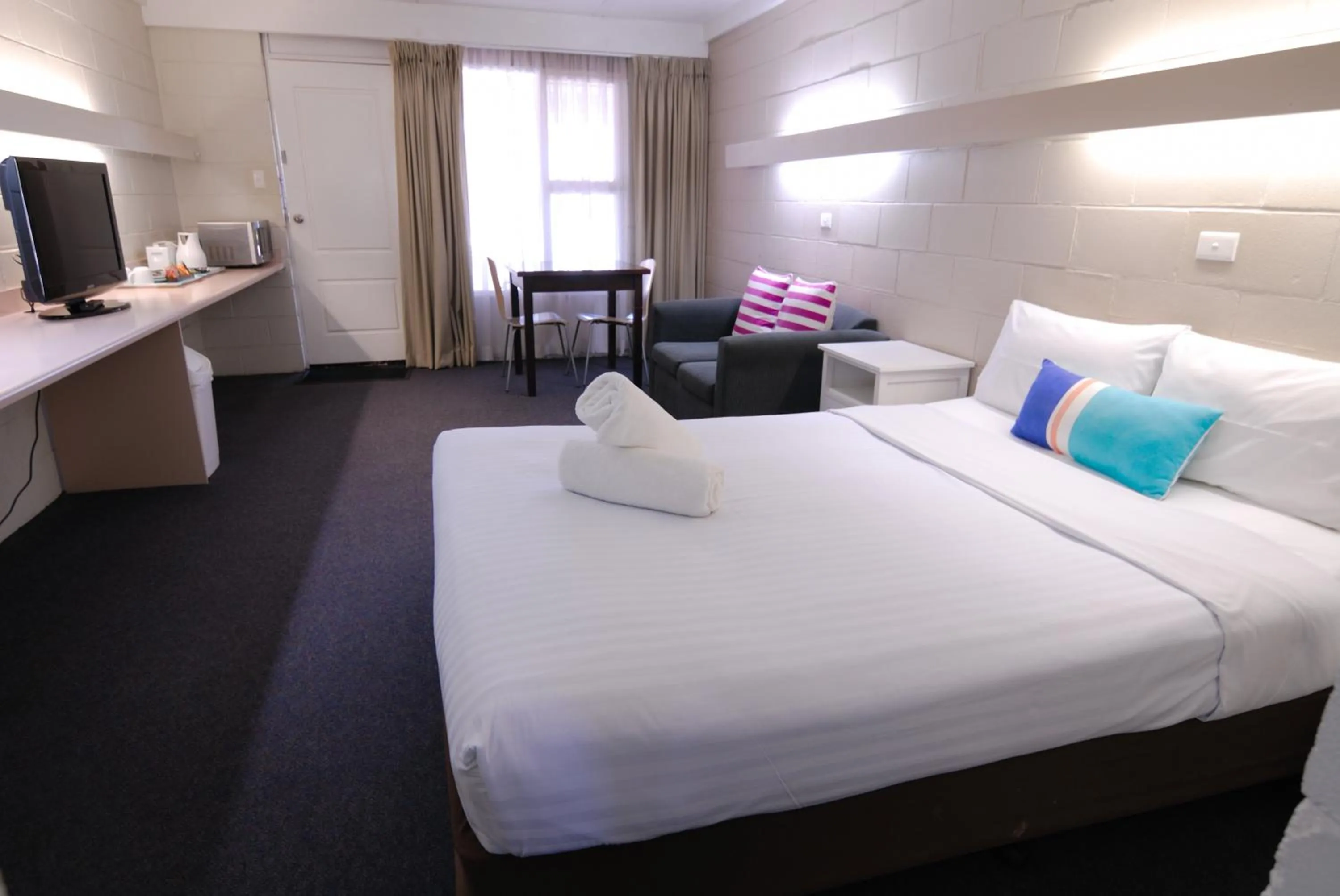 Bed in Mayfair Motel