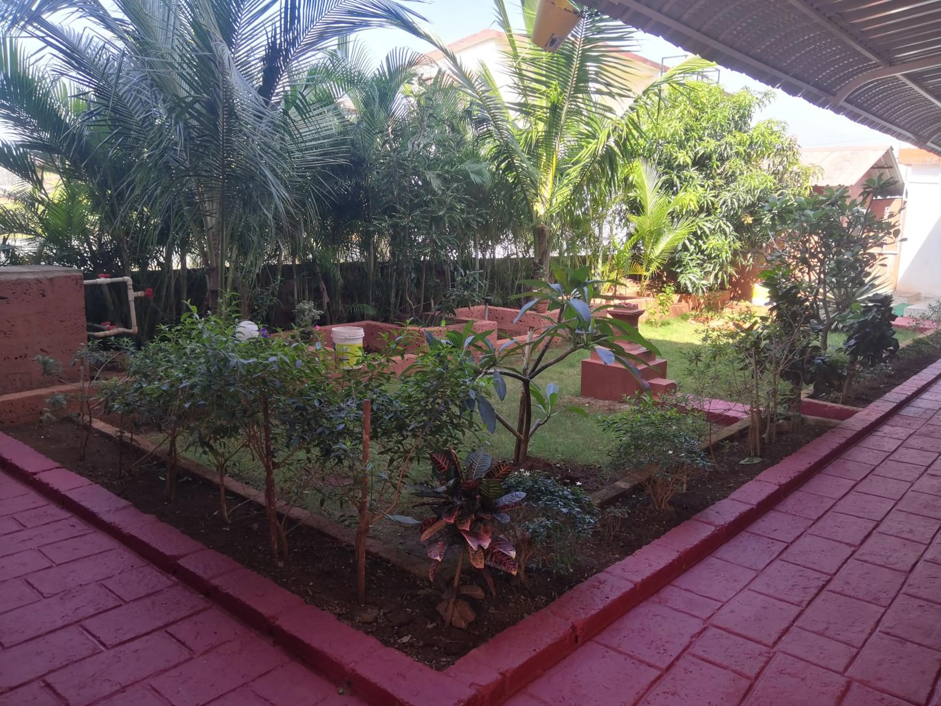 Garden in Redstone House by Oxystays Hospitality