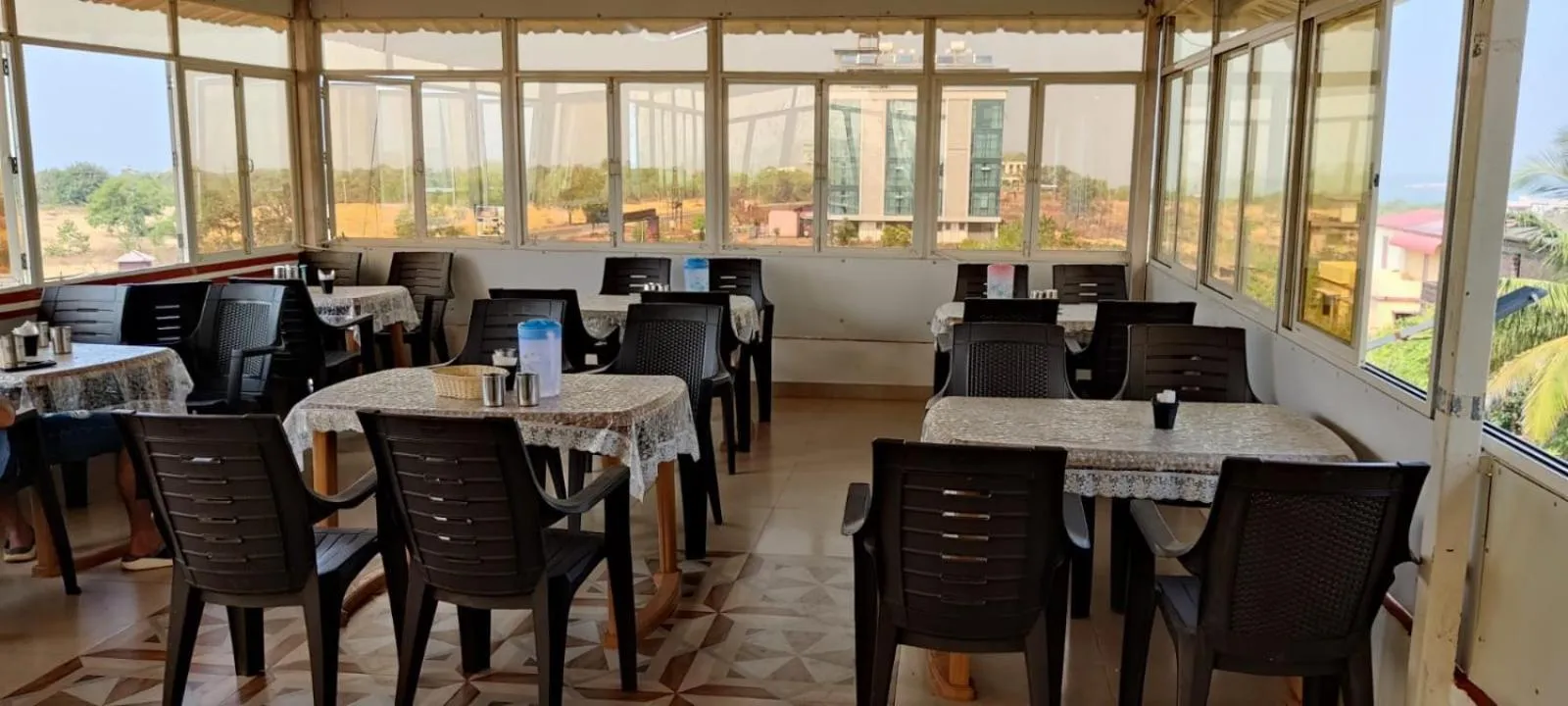 Restaurant/places to eat in Redstone House by Oxystays Hospitality