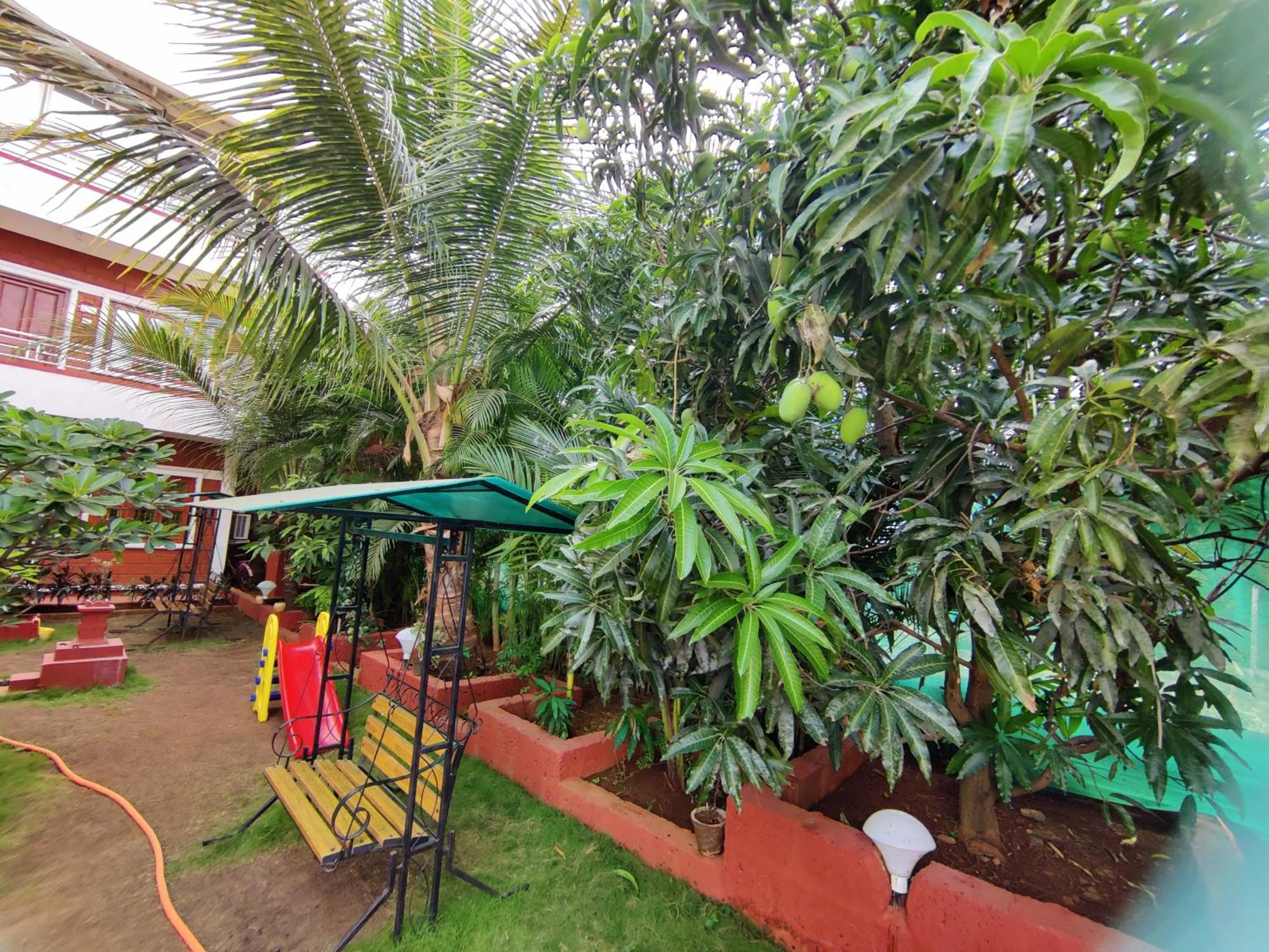 Garden in Redstone House by Oxystays Hospitality