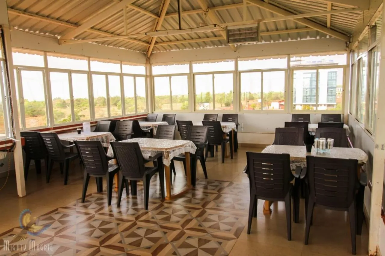 Restaurant/places to eat in Redstone House by Oxystays Hospitality