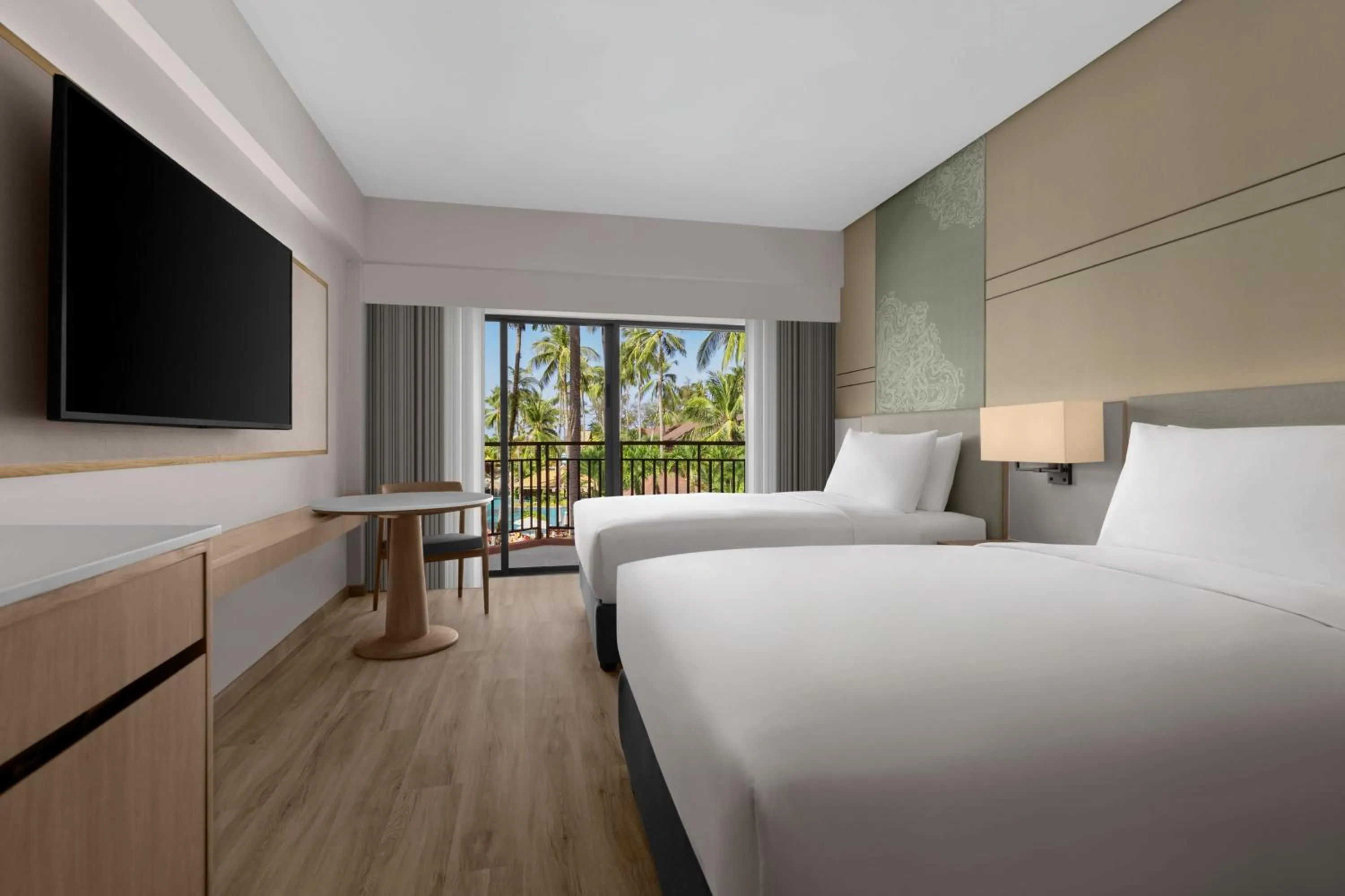 Swimming pool, Bed in Patong Merlin Hotel - SHA Plus