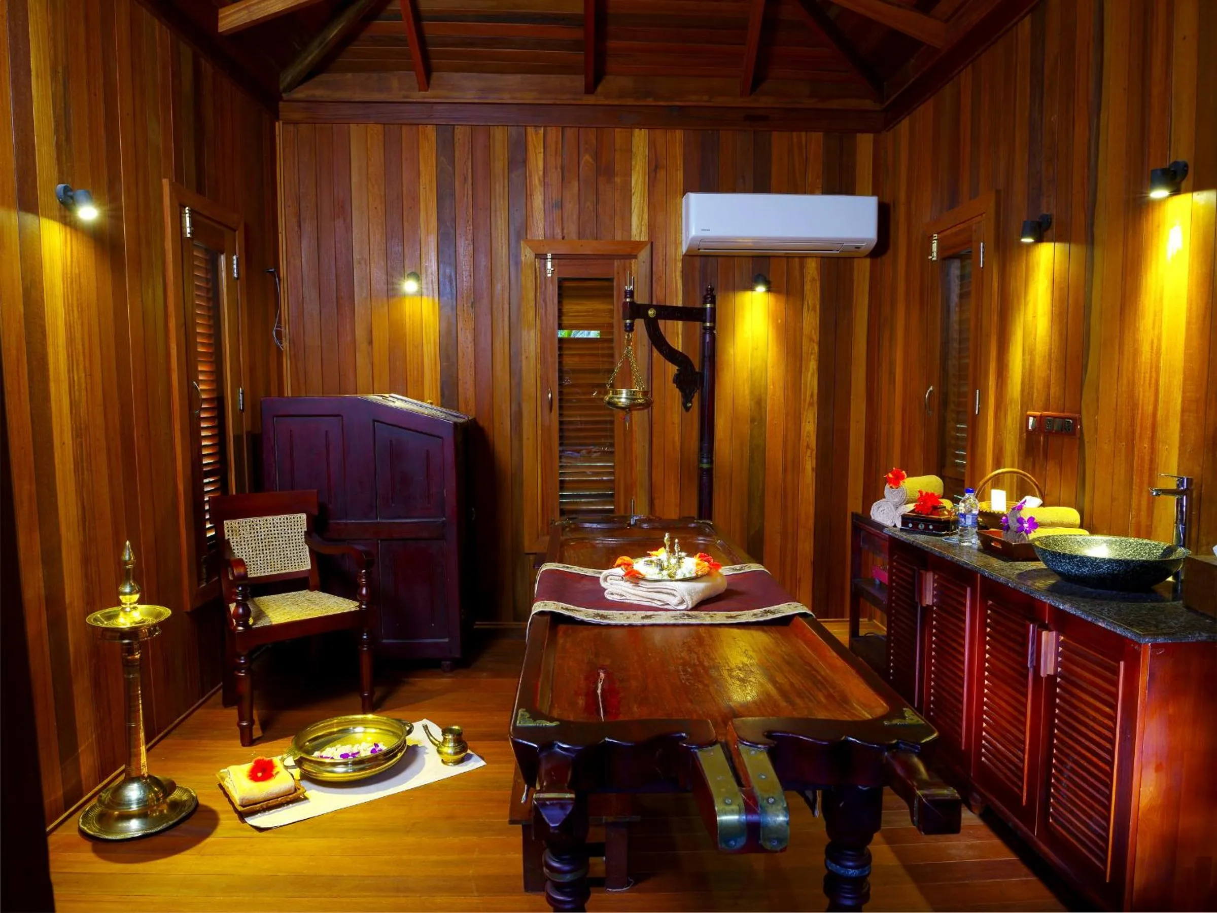 Massage in Niraamaya Retreats Cardamom Club