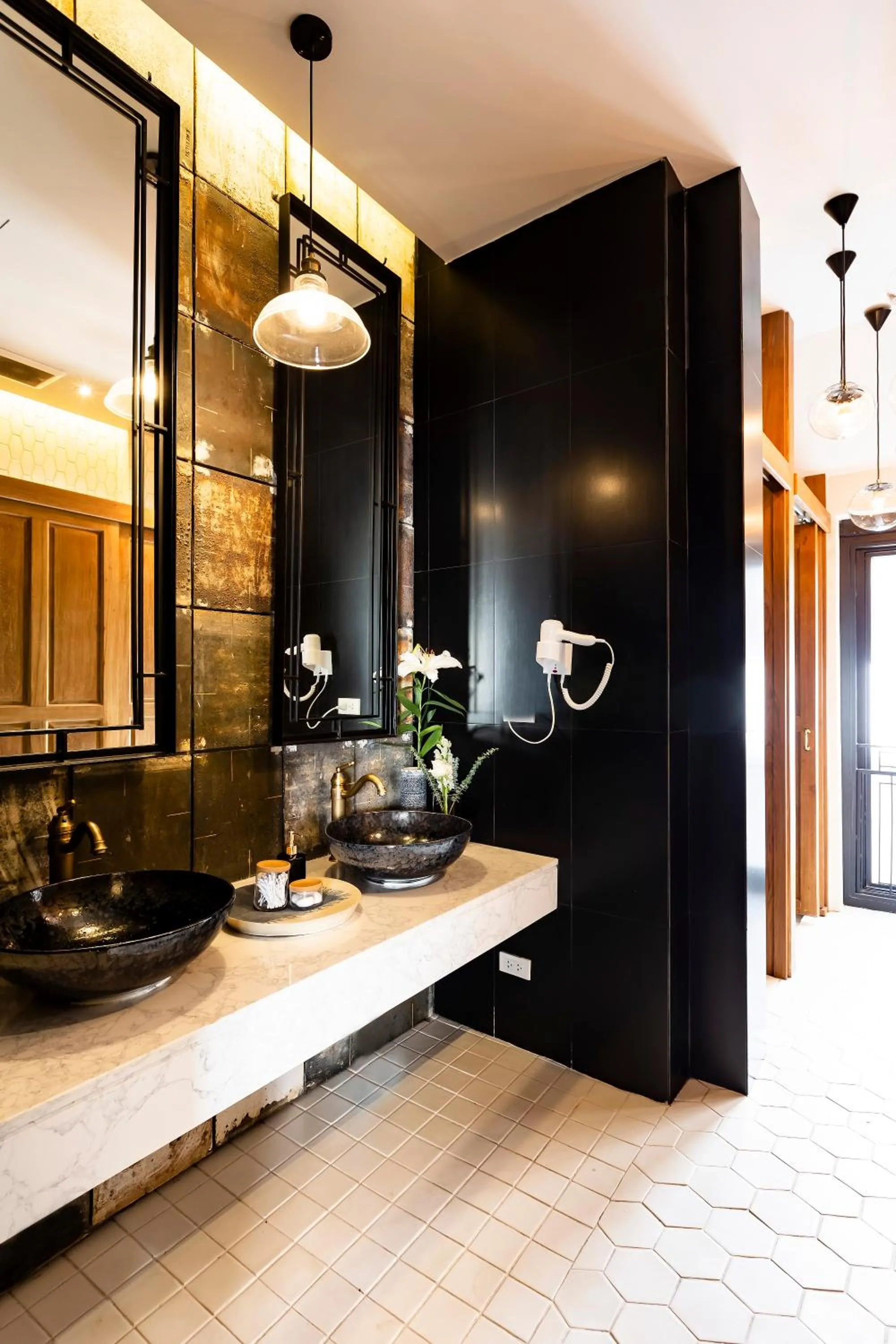 Shower in Khunluang Hostel