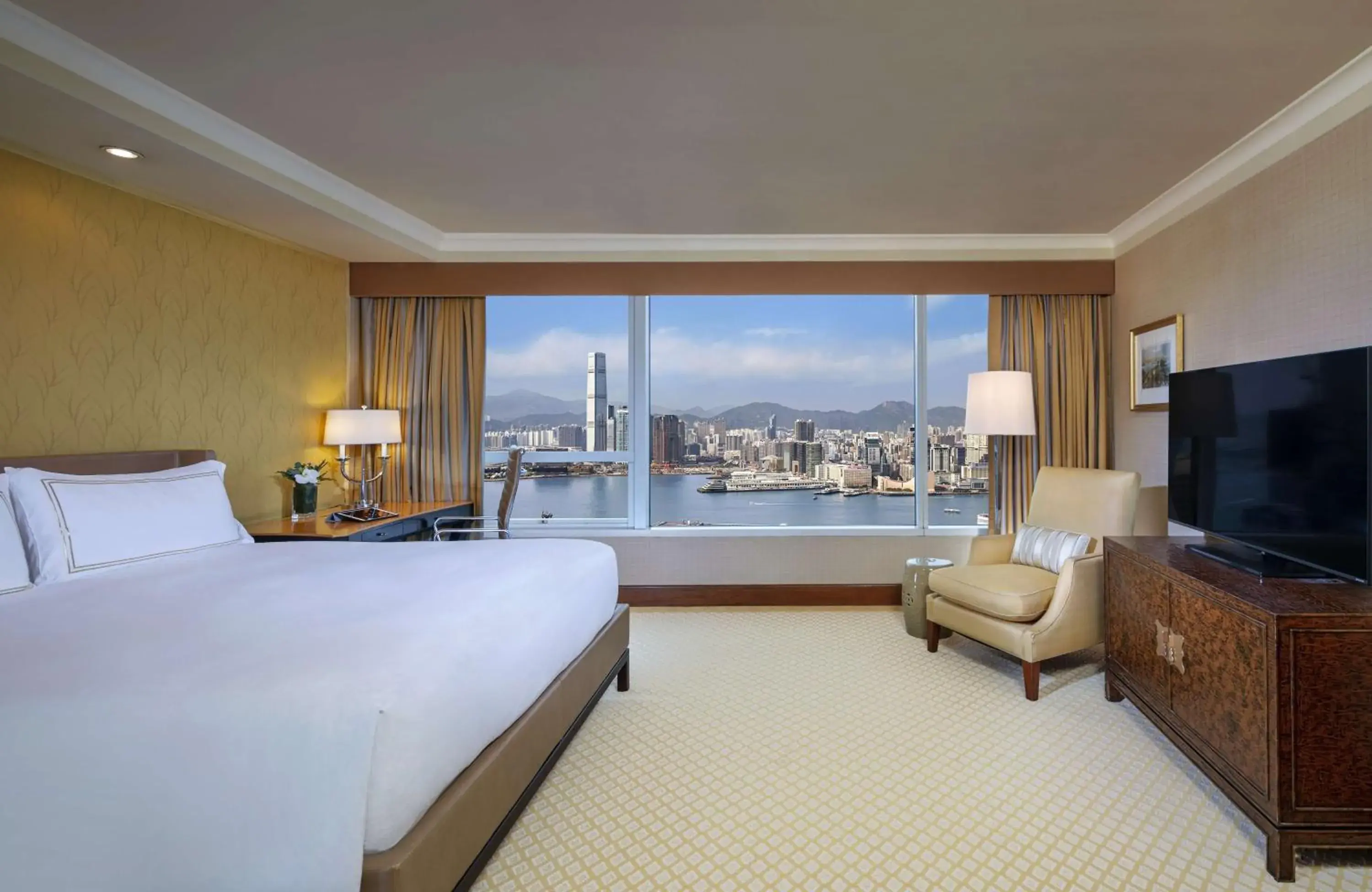 Deluxe King Room with Harbor View in Conrad Hong Kong Deluxe King Room with Harbor View in Conrad Hong Kong