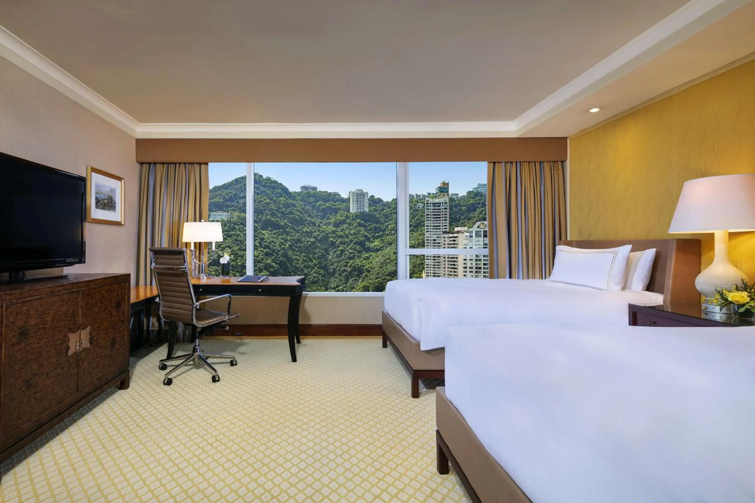 Executive Twin Room with Peak View in Conrad Hong Kong Executive Twin Room with Peak View in Conrad Hong Kong