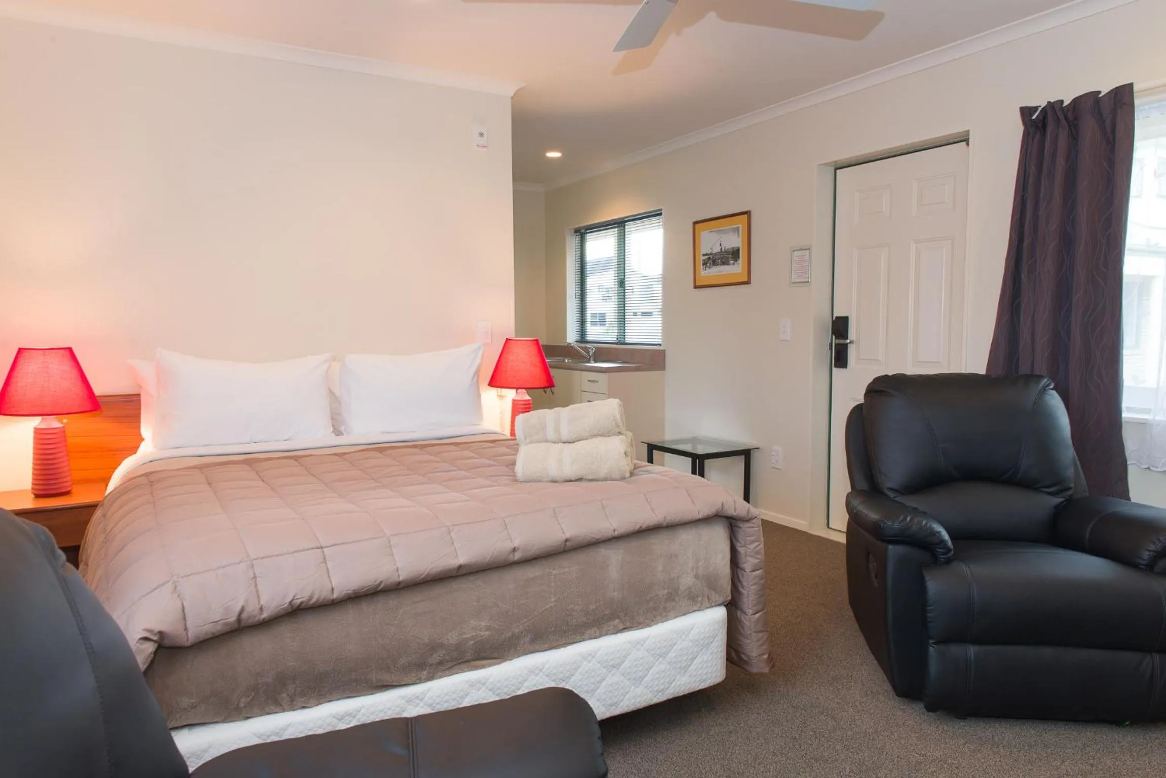 Kitchen or kitchenette, Bed in Hamilton Settlers Motor lodge