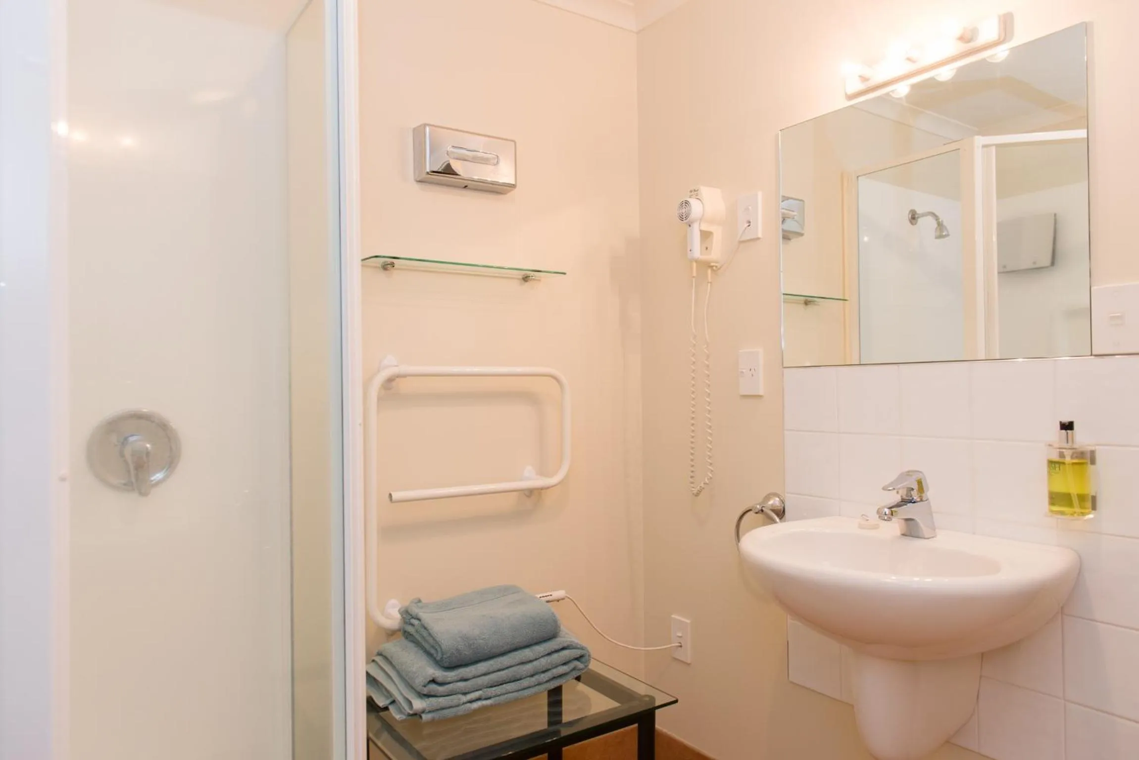 Bathroom in Hamilton Settlers Motor lodge