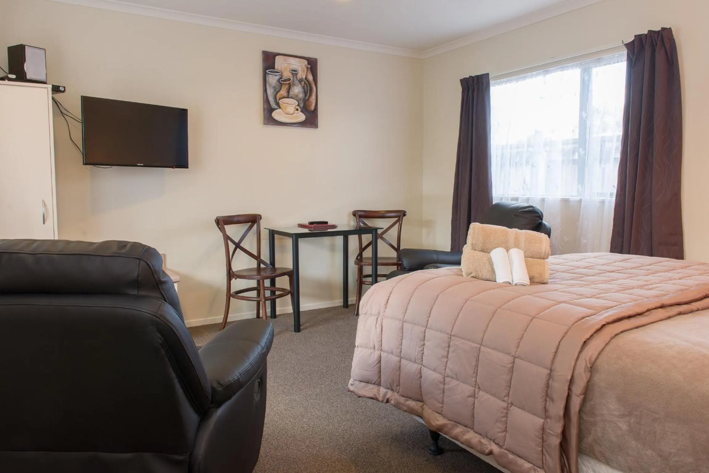 Living room, Bed in Hamilton Settlers Motor lodge