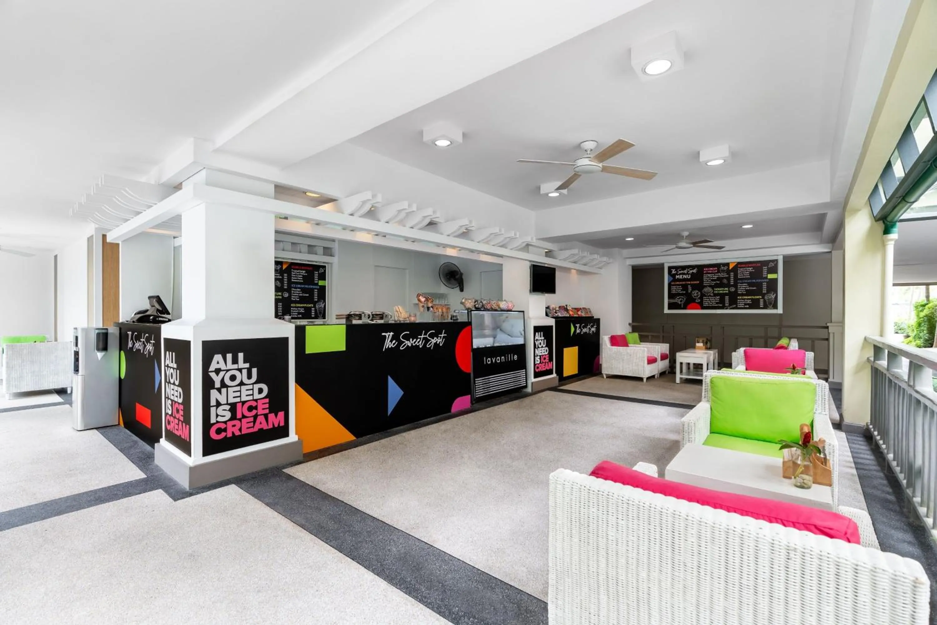 Lounge or bar in Phuket Marriott Resort & Spa, Merlin Beach