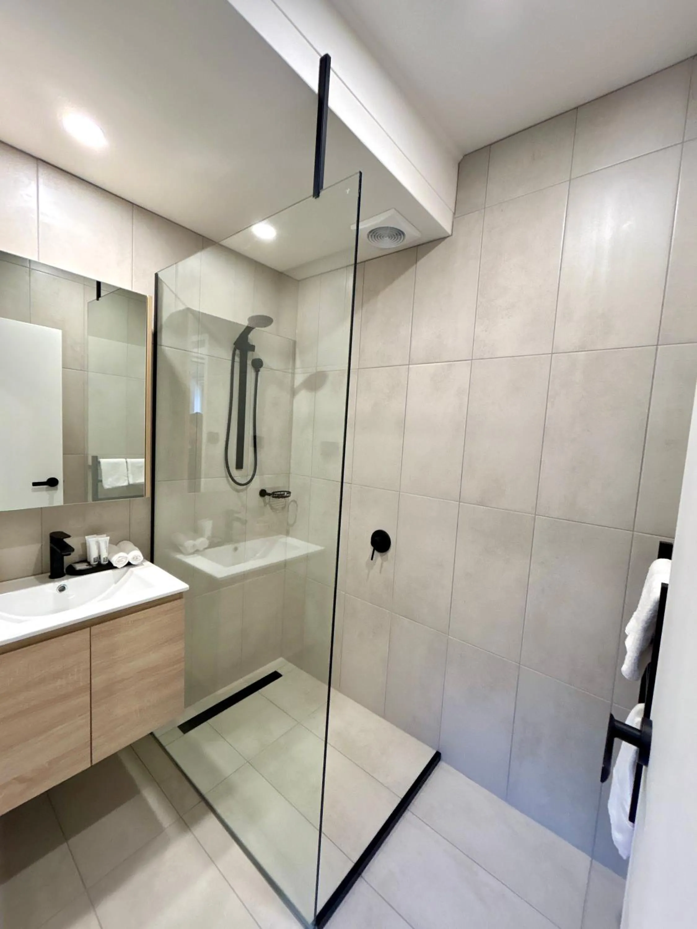 Shower in Adina Lodge Holiday Apartments