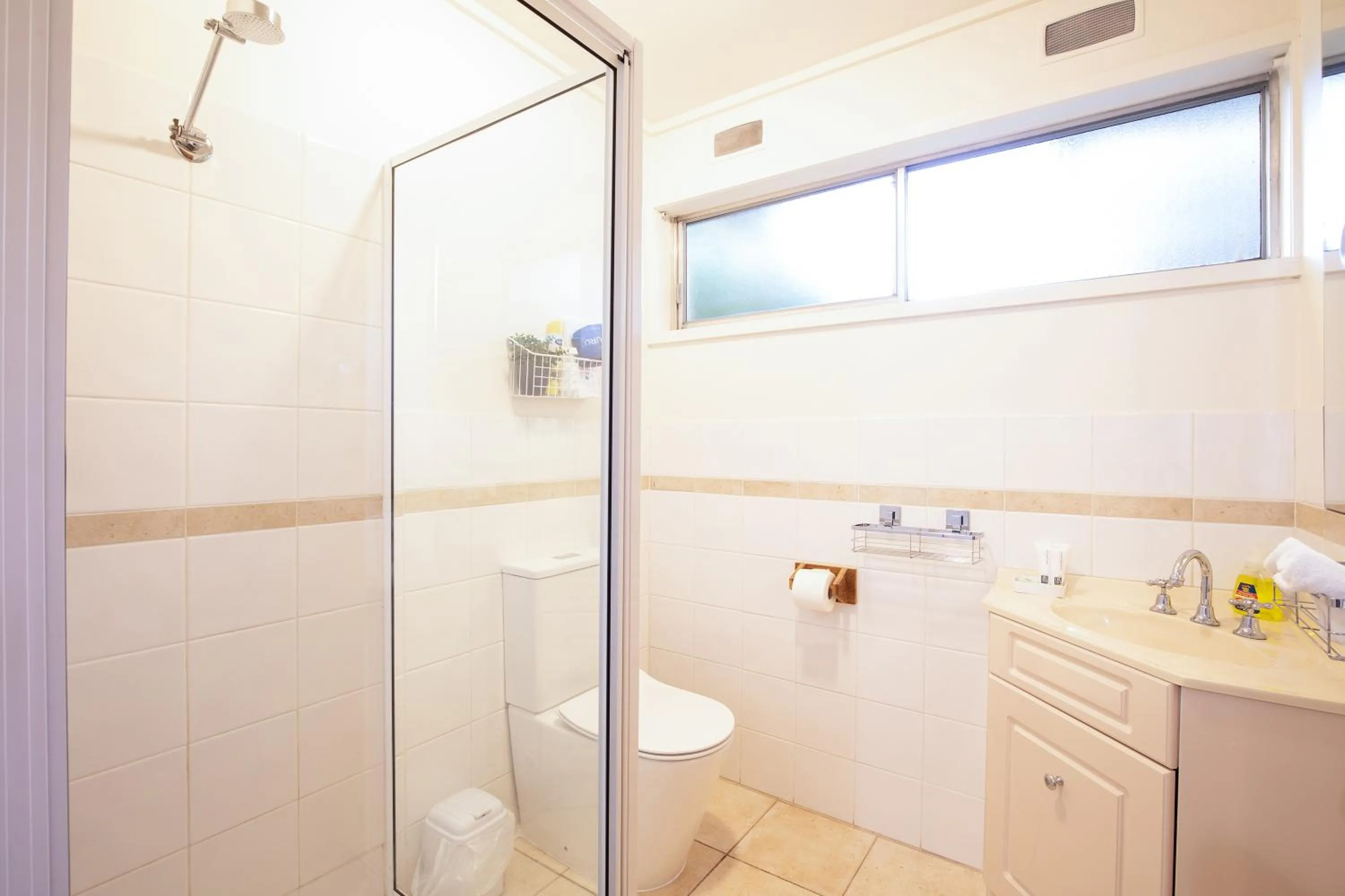 Bathroom in Adina Lodge Holiday Apartments