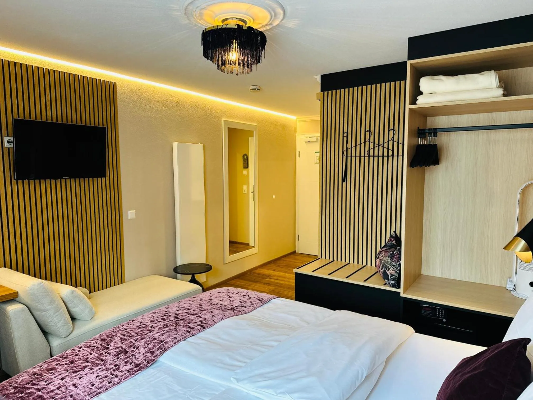 TV and multimedia, Bed in Boutique - Hotel Zum Schloss