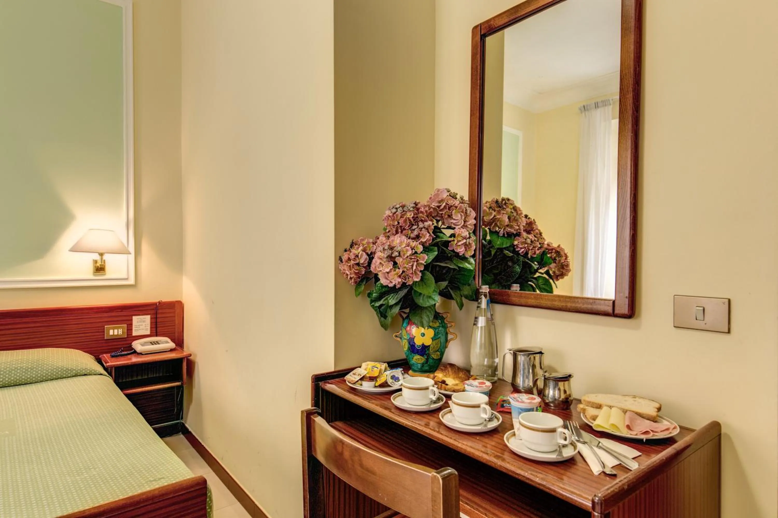 Food, Bed in Hotel Igea