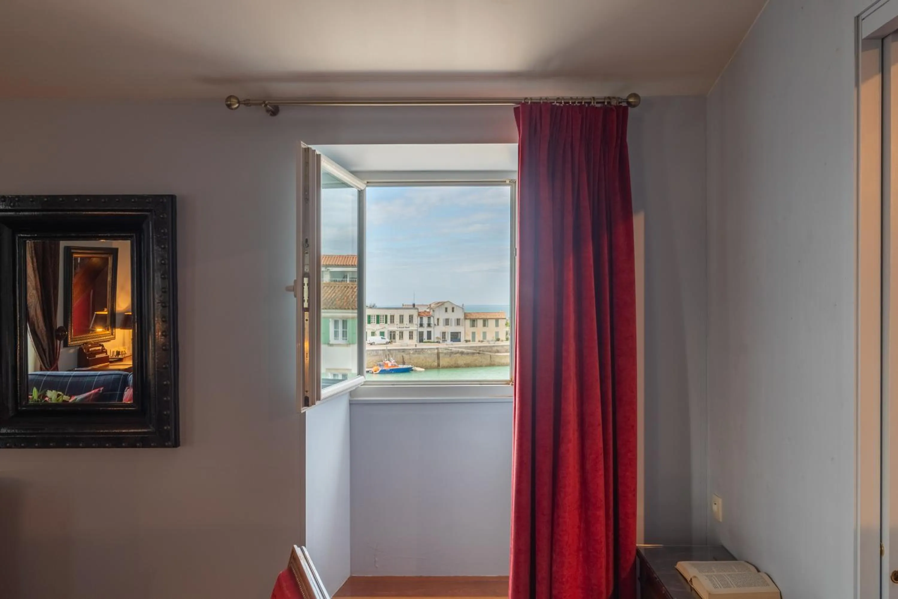 Bedroom in Hôtel de Toiras