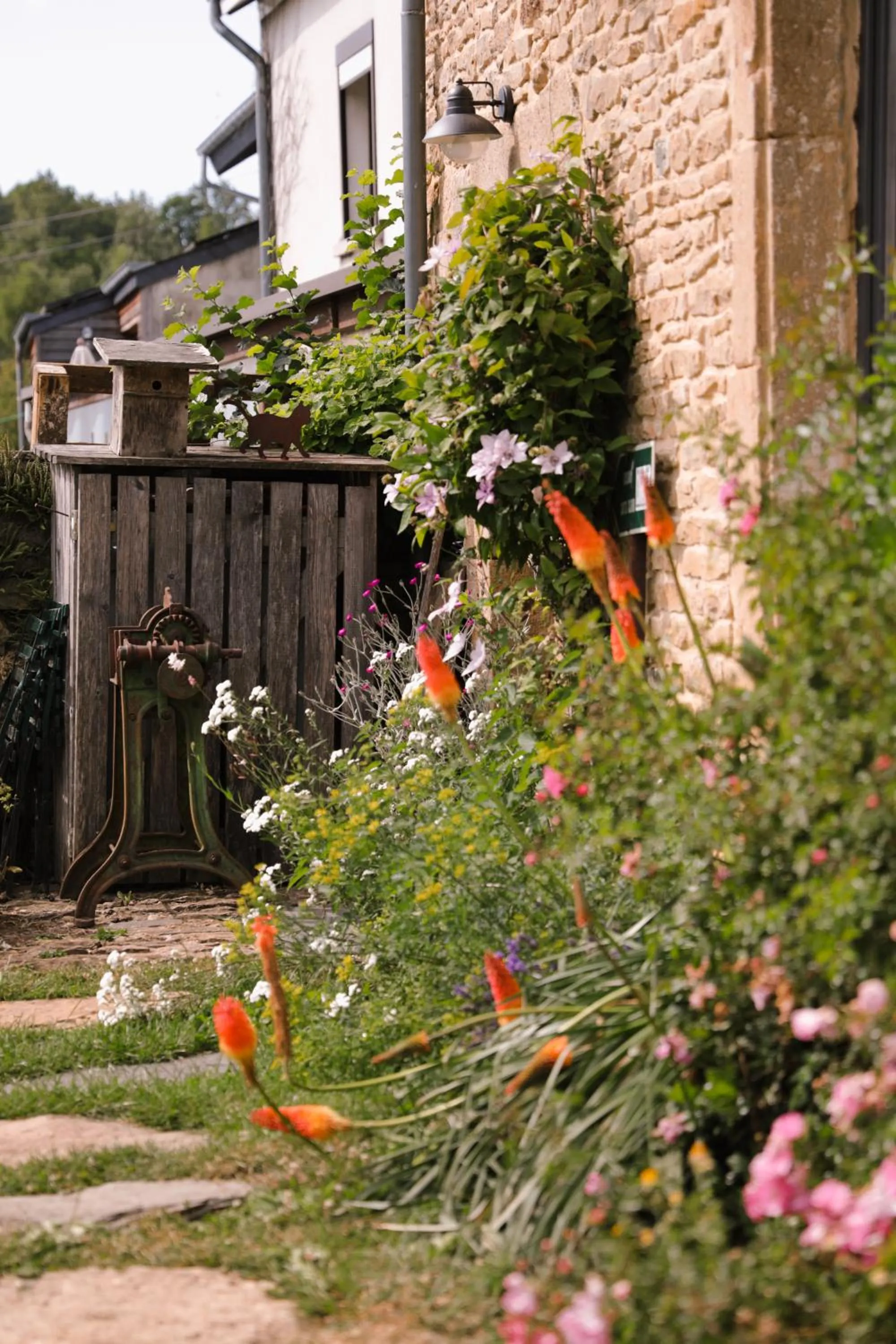 Facade/entrance in Les Chambres du Chat