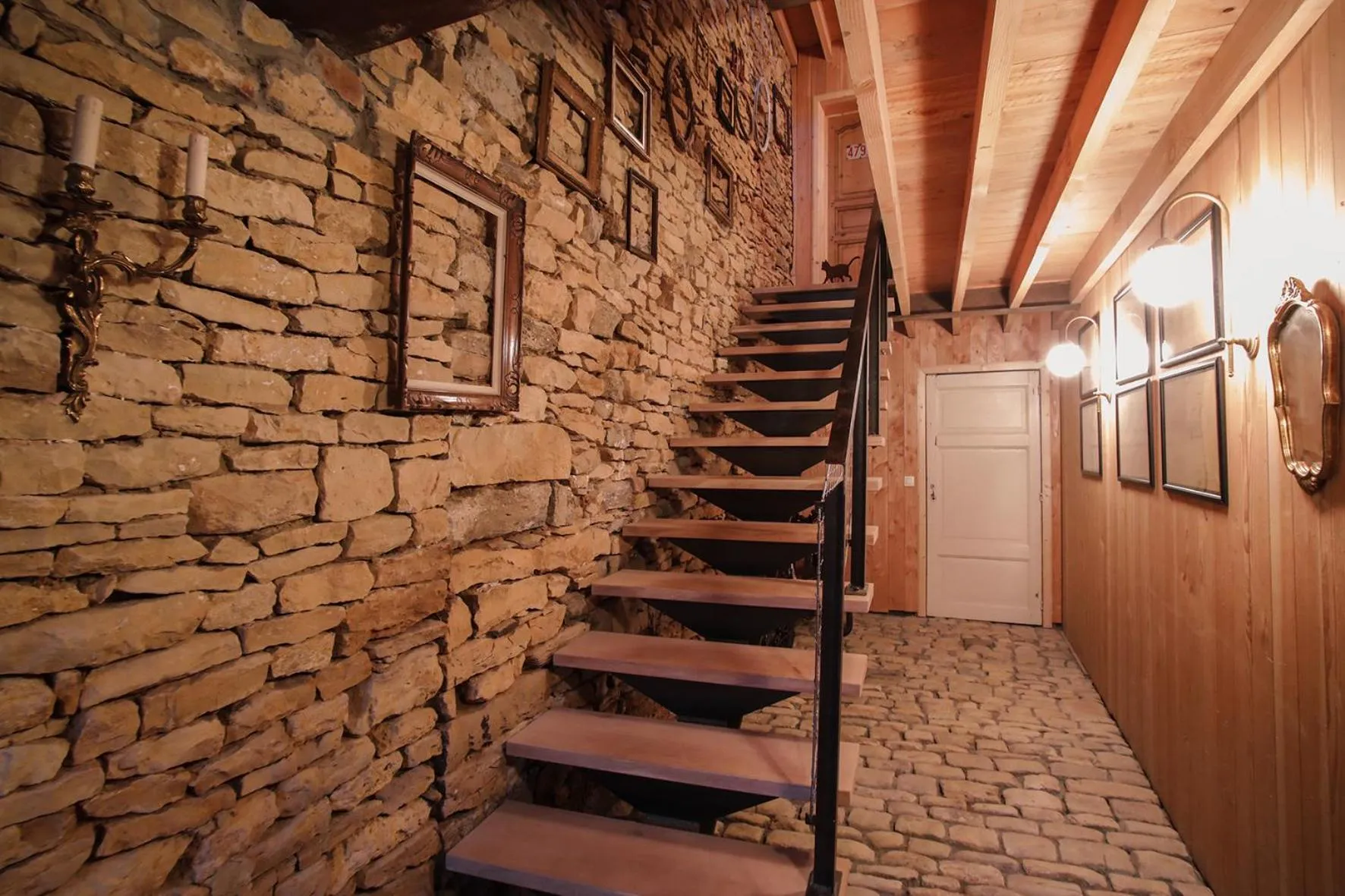 Facade/entrance in Les Chambres du Chat