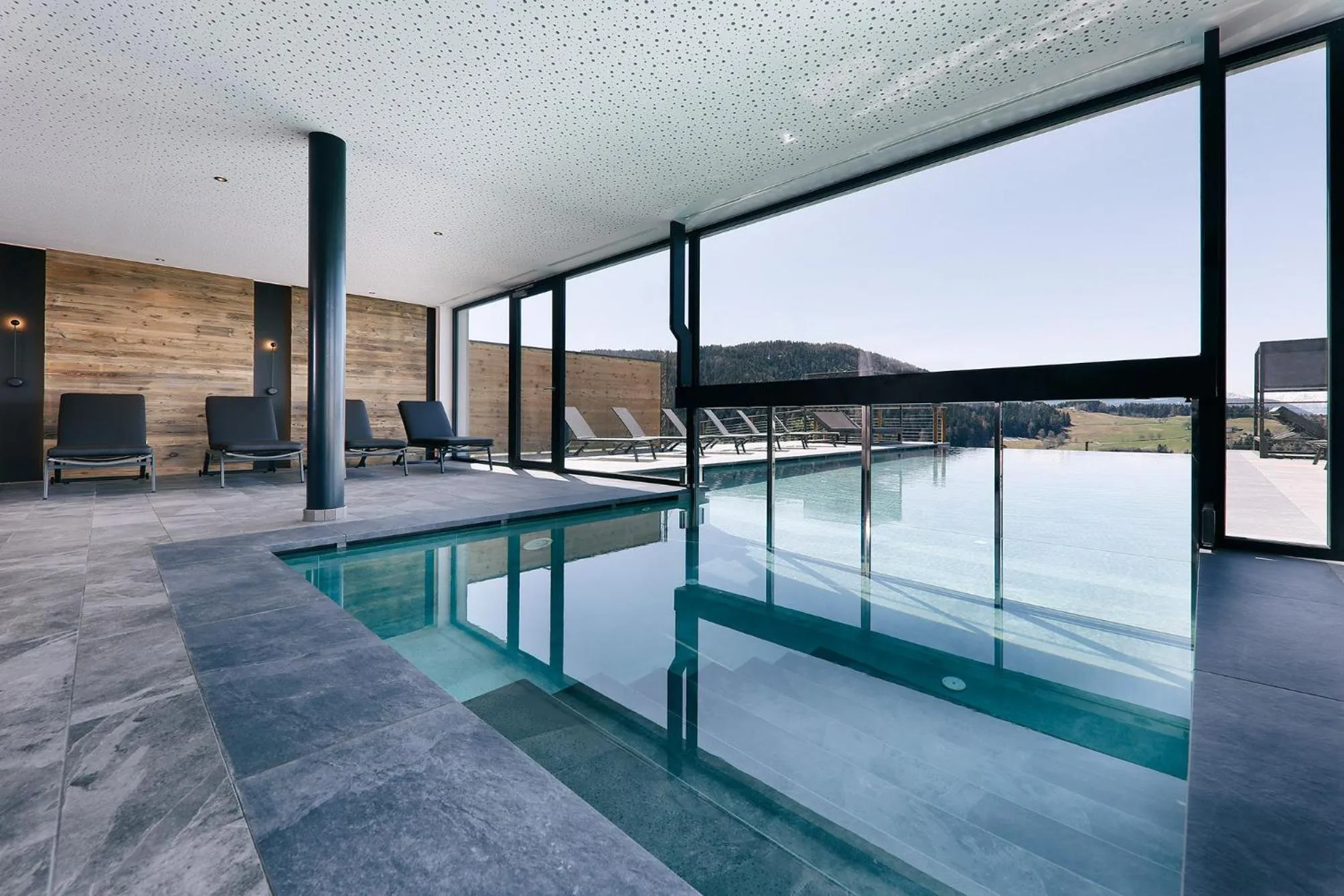 Swimming pool in Hotel Avelina