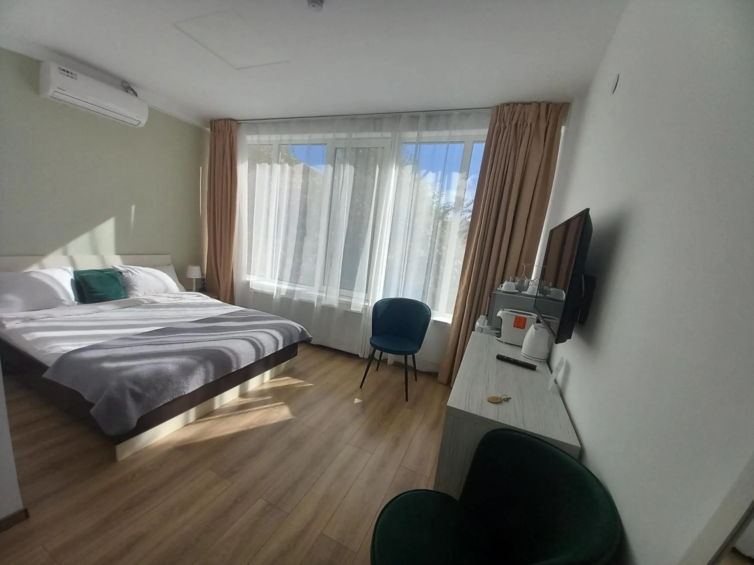 Photo of the whole room, Bed in 4 Seasons Apartments