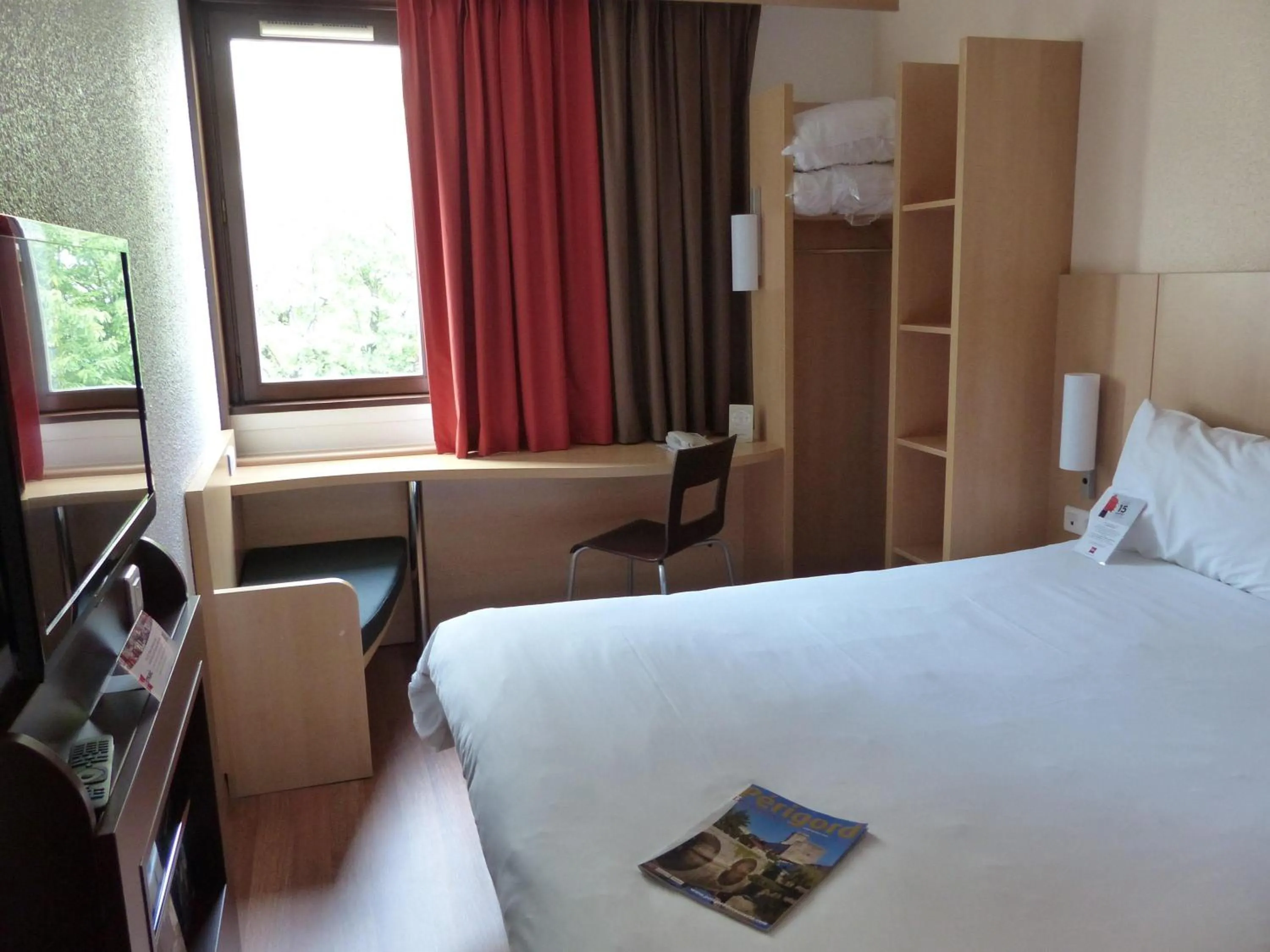Bedroom, Bed in ibis Périgueux Centre