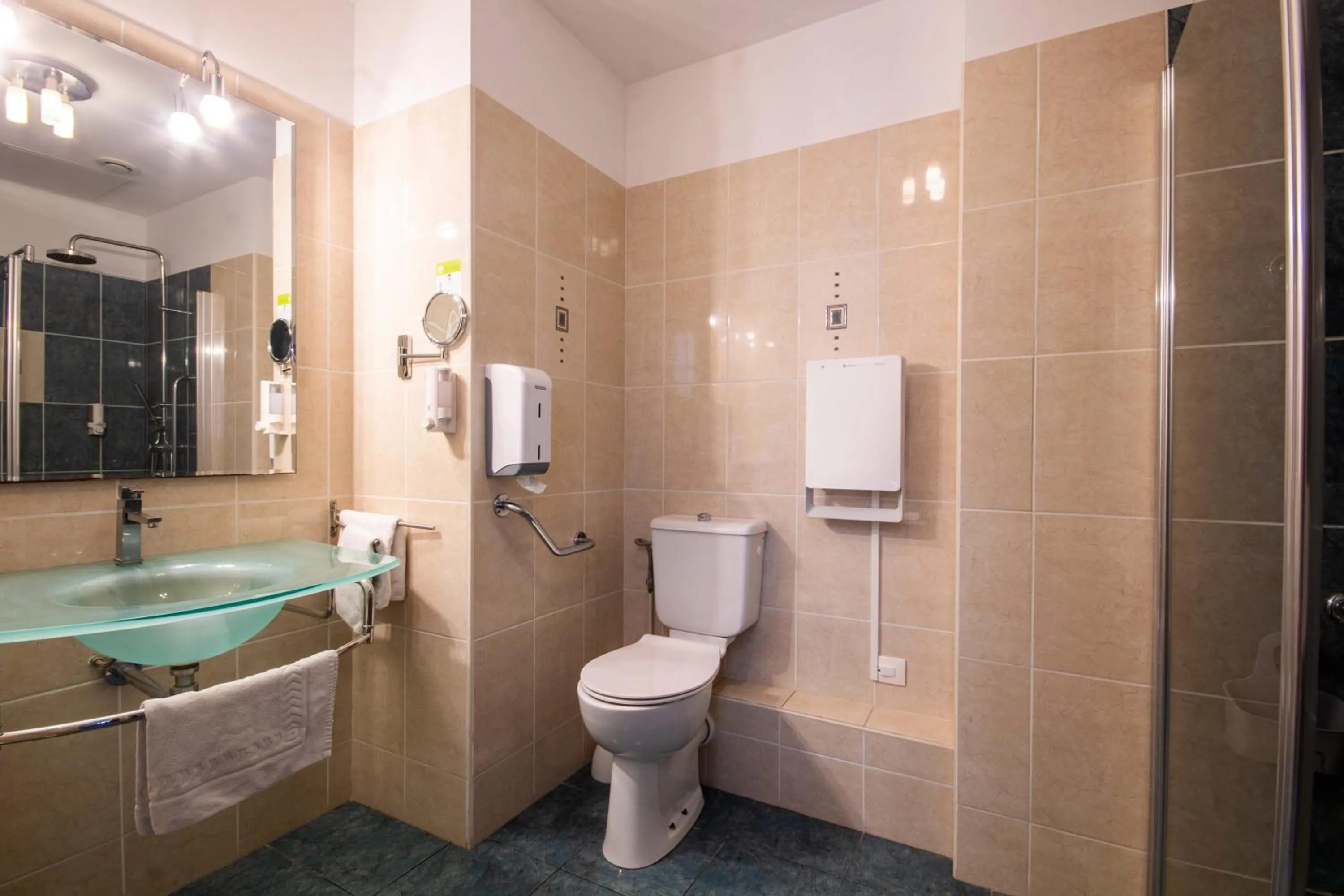 Shower in Hôtel Notre Dame