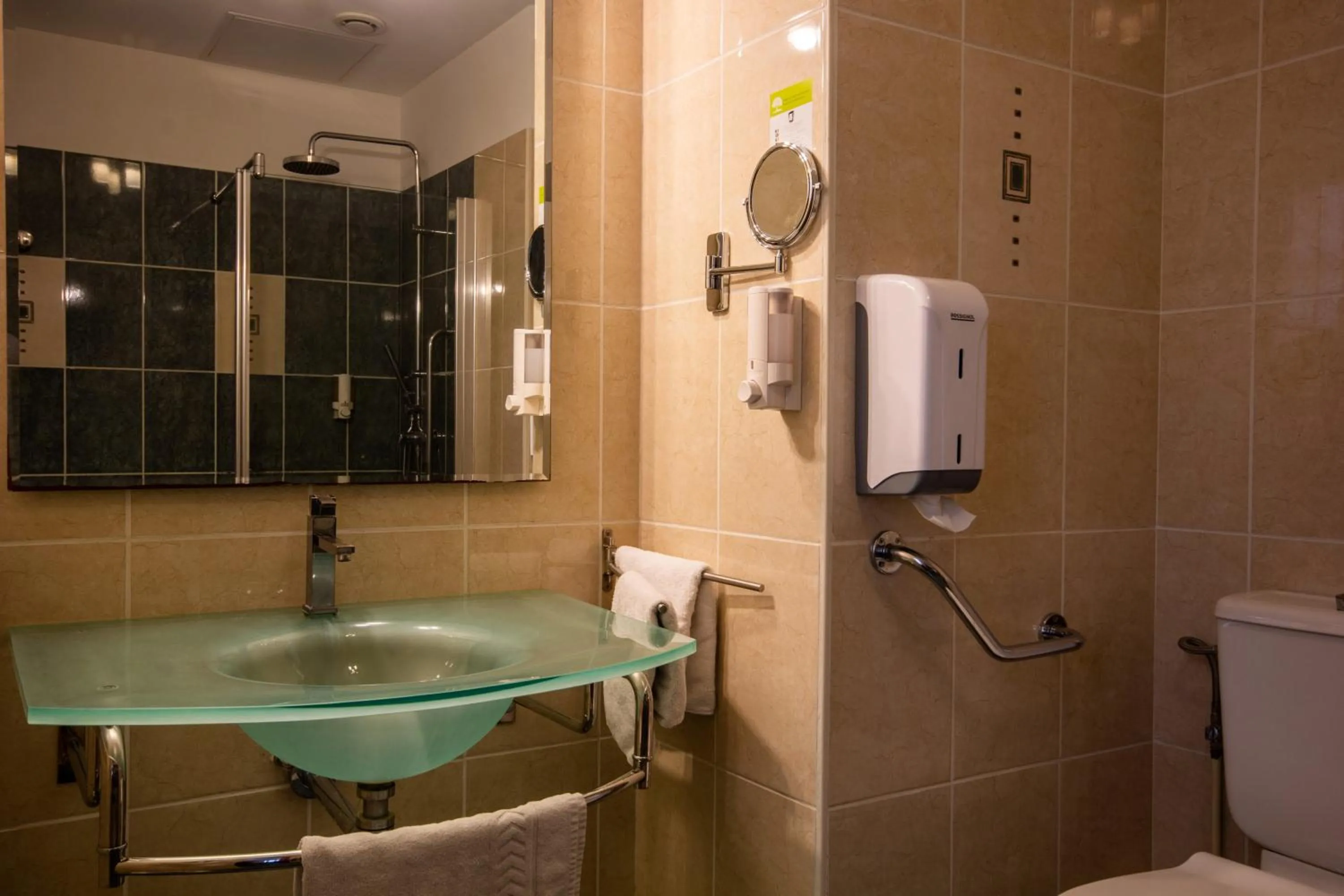 Shower in Hôtel Notre Dame