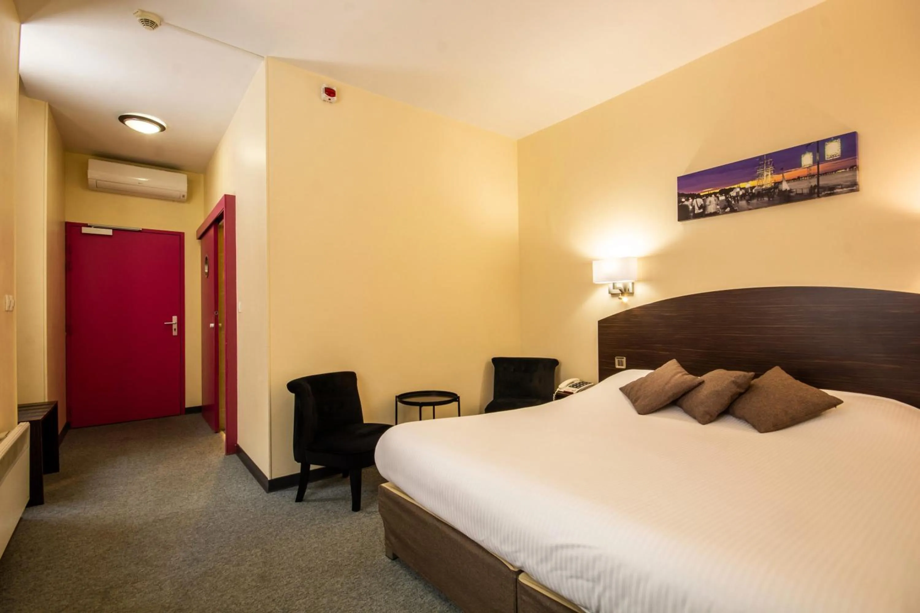 Bed in Hôtel Notre Dame