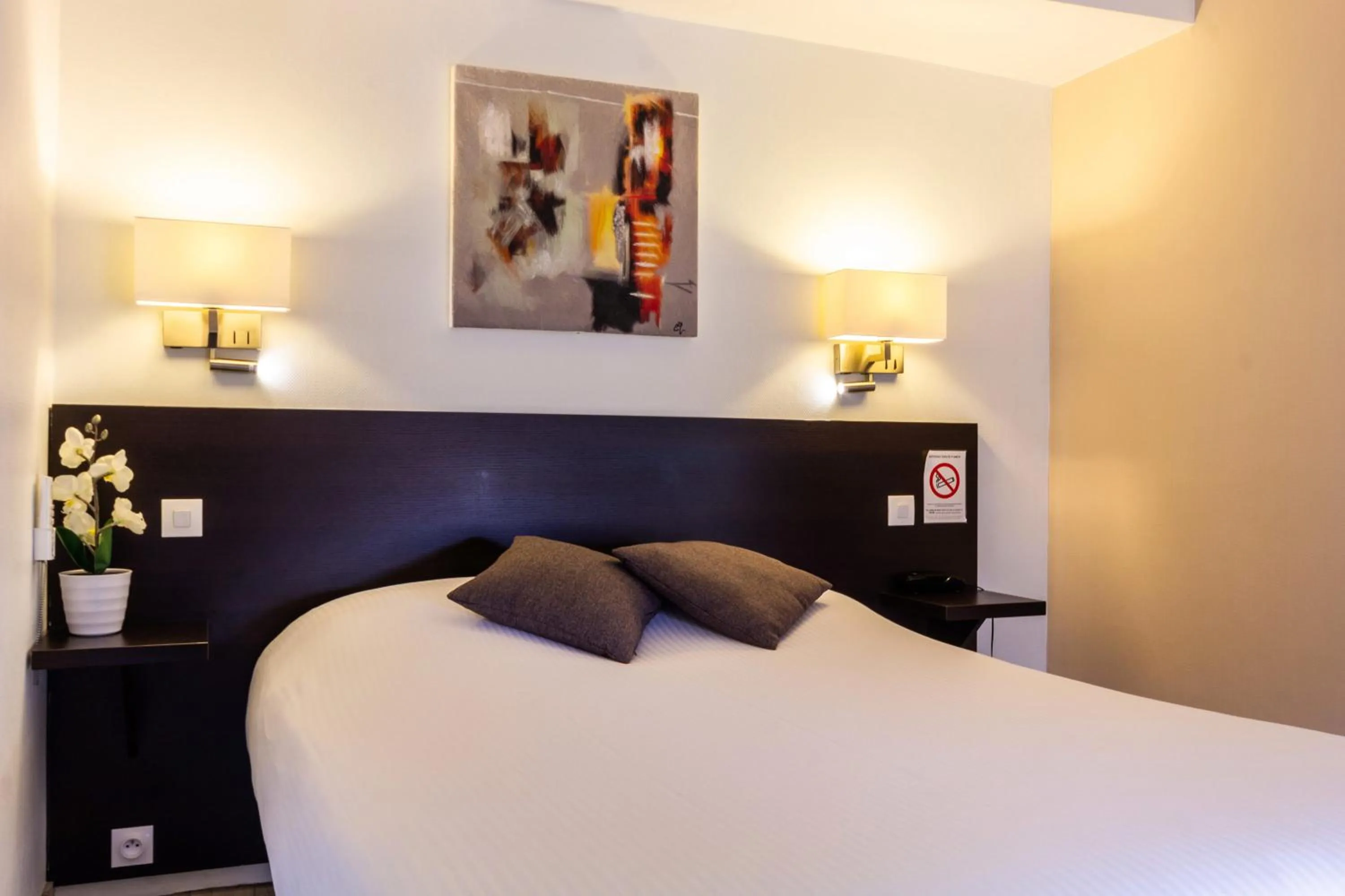 Bed in Hôtel Notre Dame