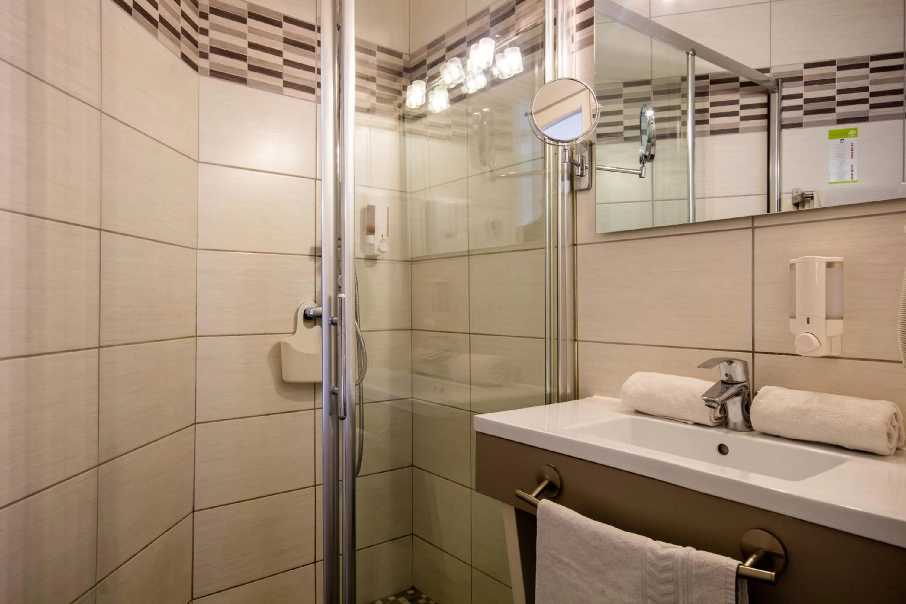 Shower in Hôtel Notre Dame