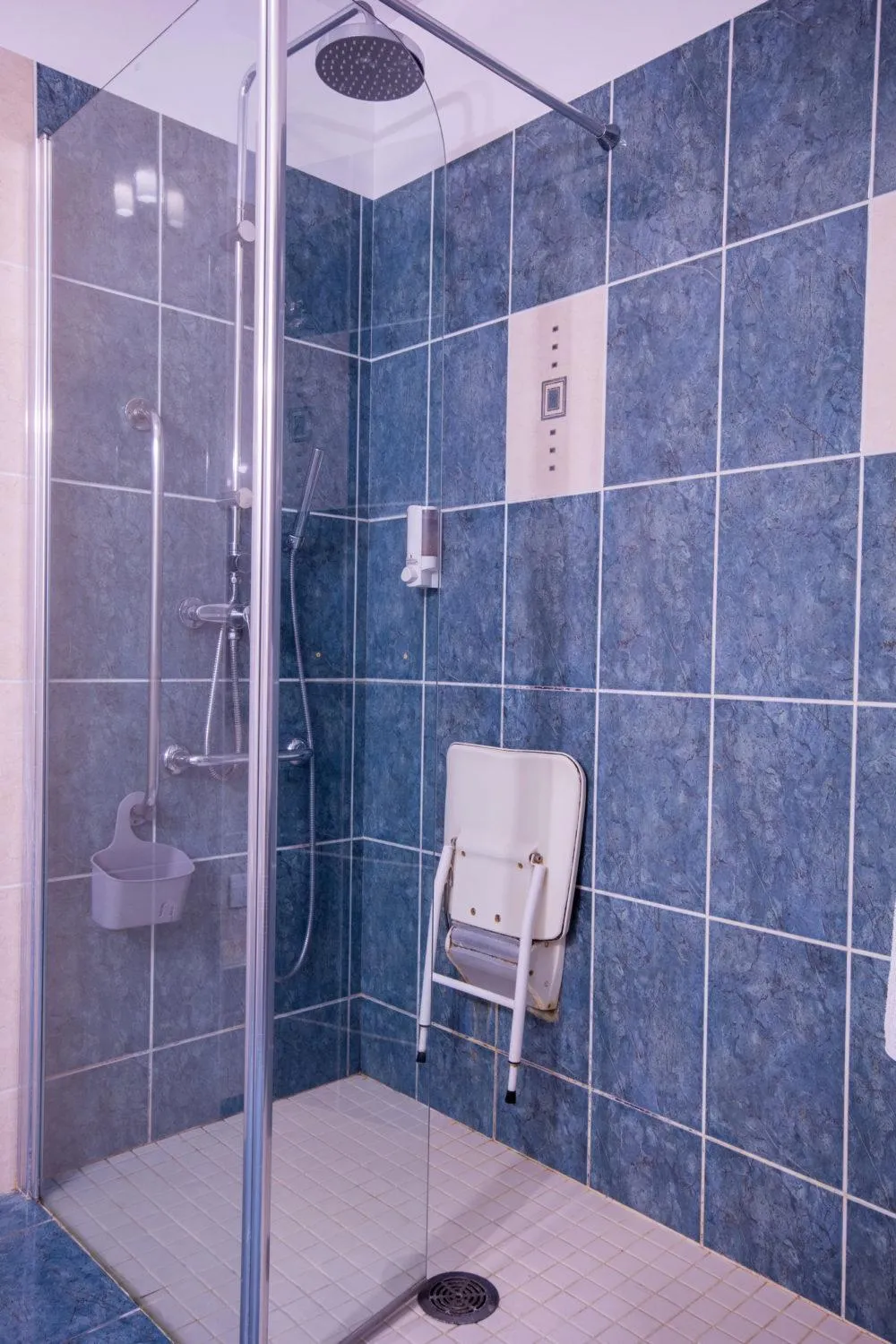 Shower in Hôtel Notre Dame