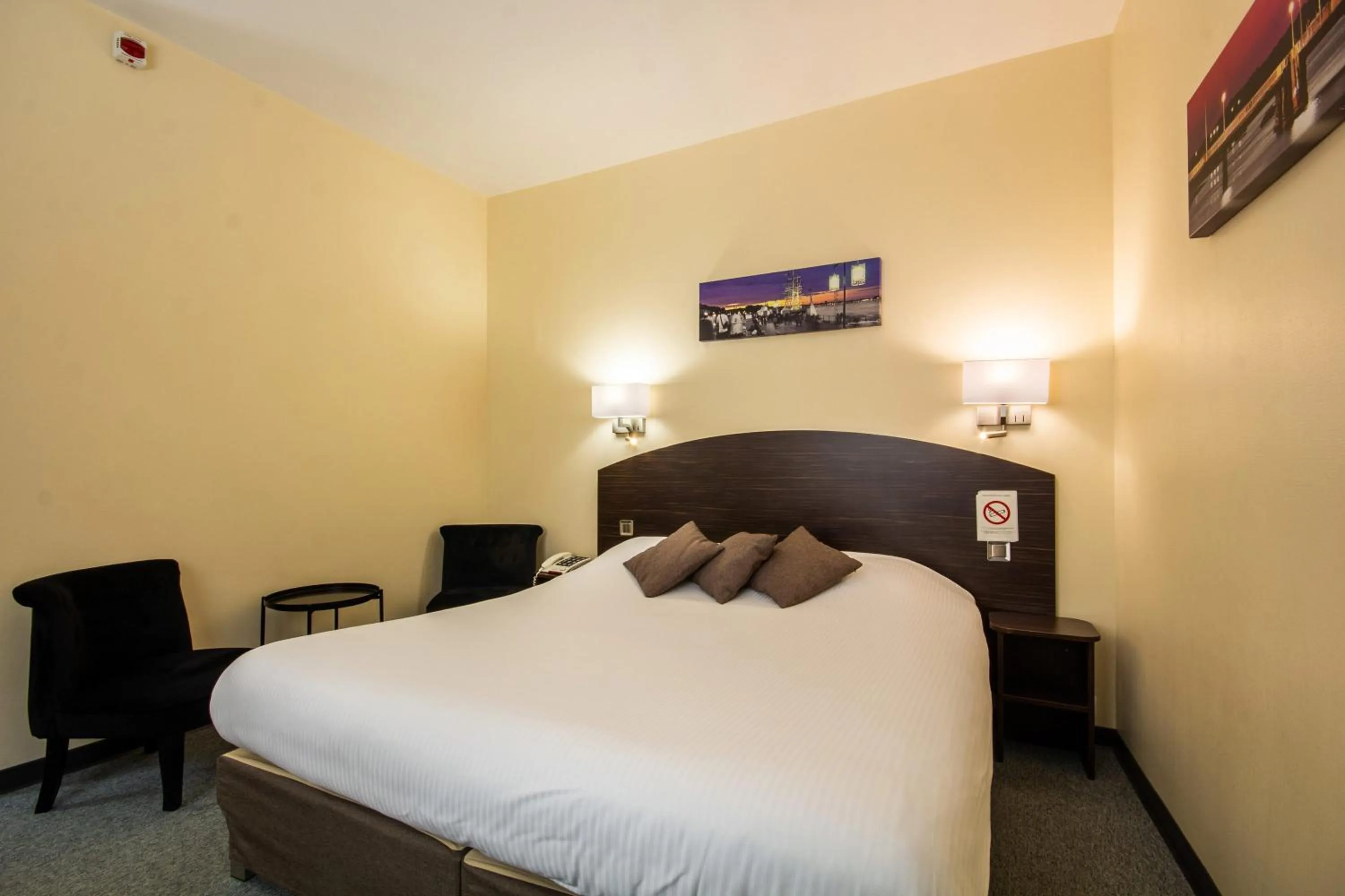 Bed in Hôtel Notre Dame