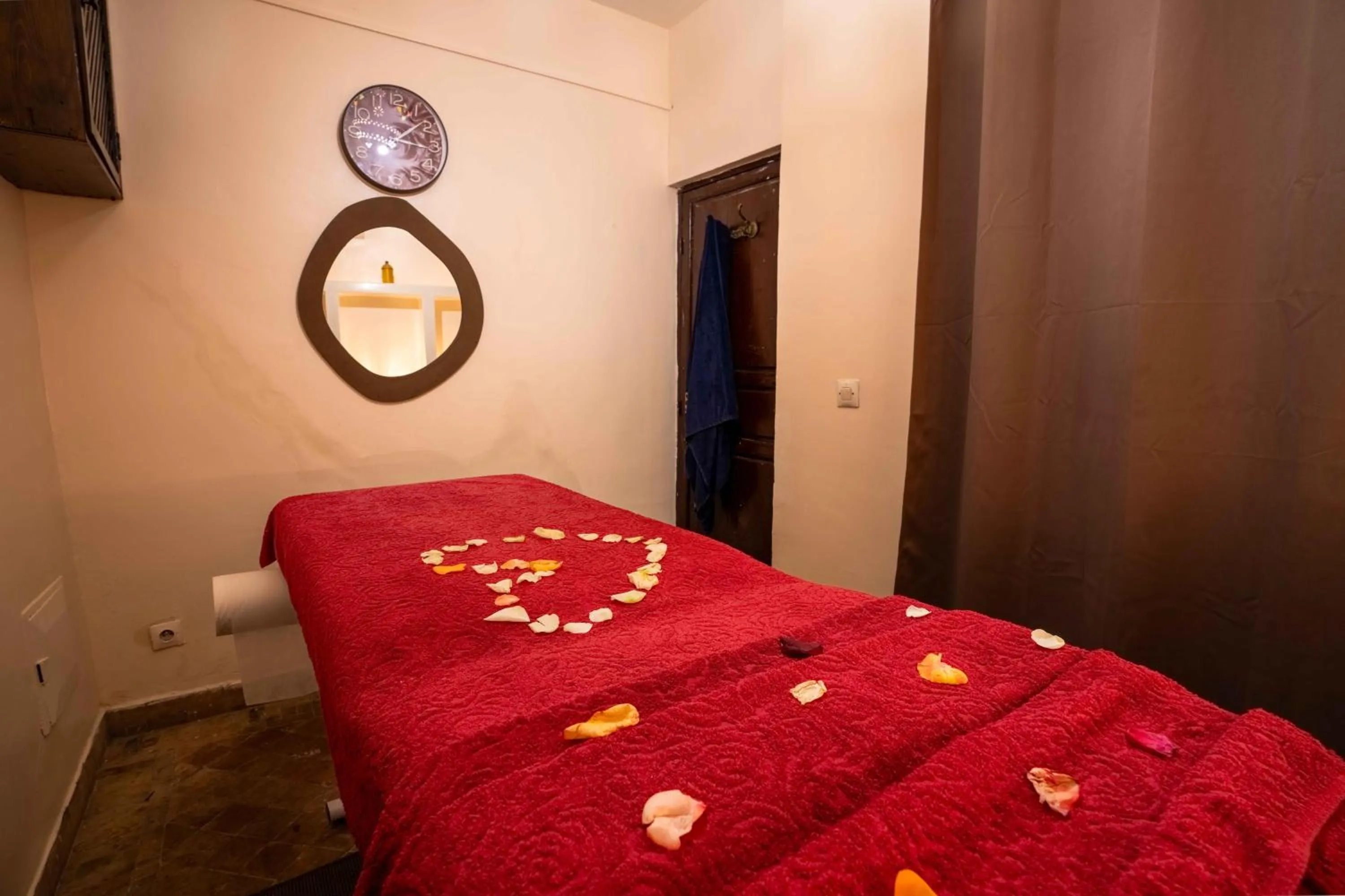 Massage, Bed in Riad Alaka