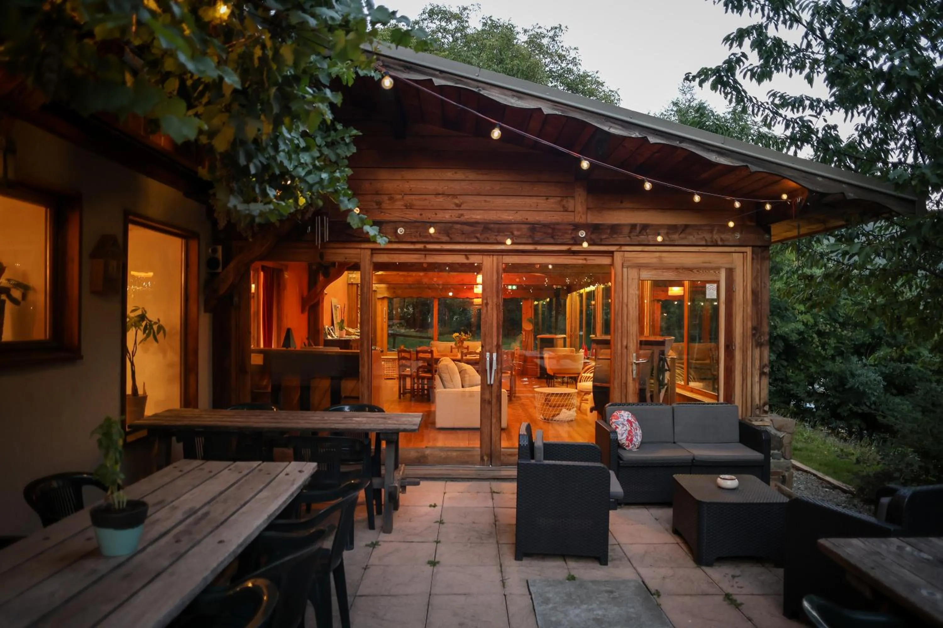 Patio in Hôtel Restaurant Gîtes Les 5 Saisons