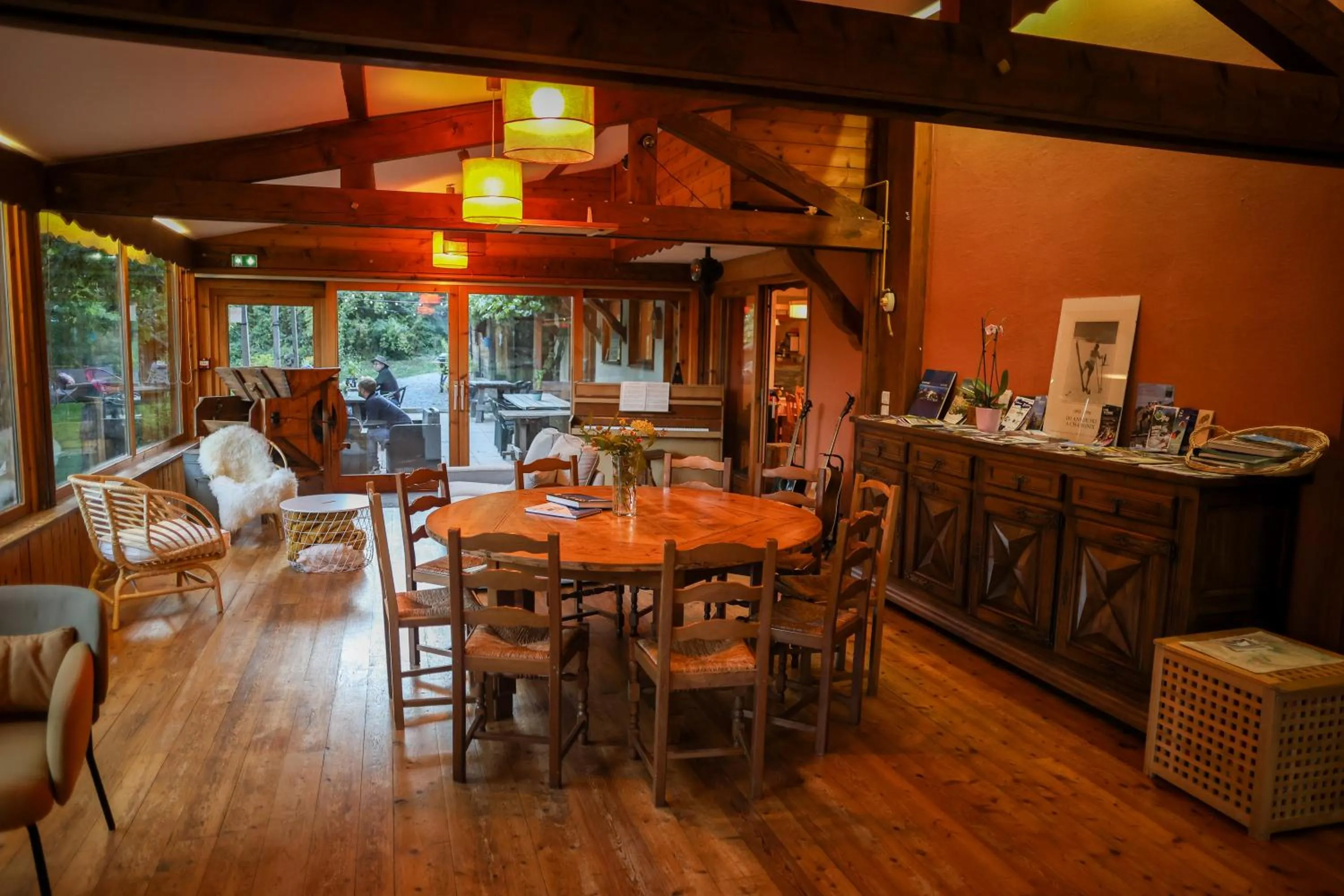 Seating area in Hôtel Restaurant Gîtes Les 5 Saisons