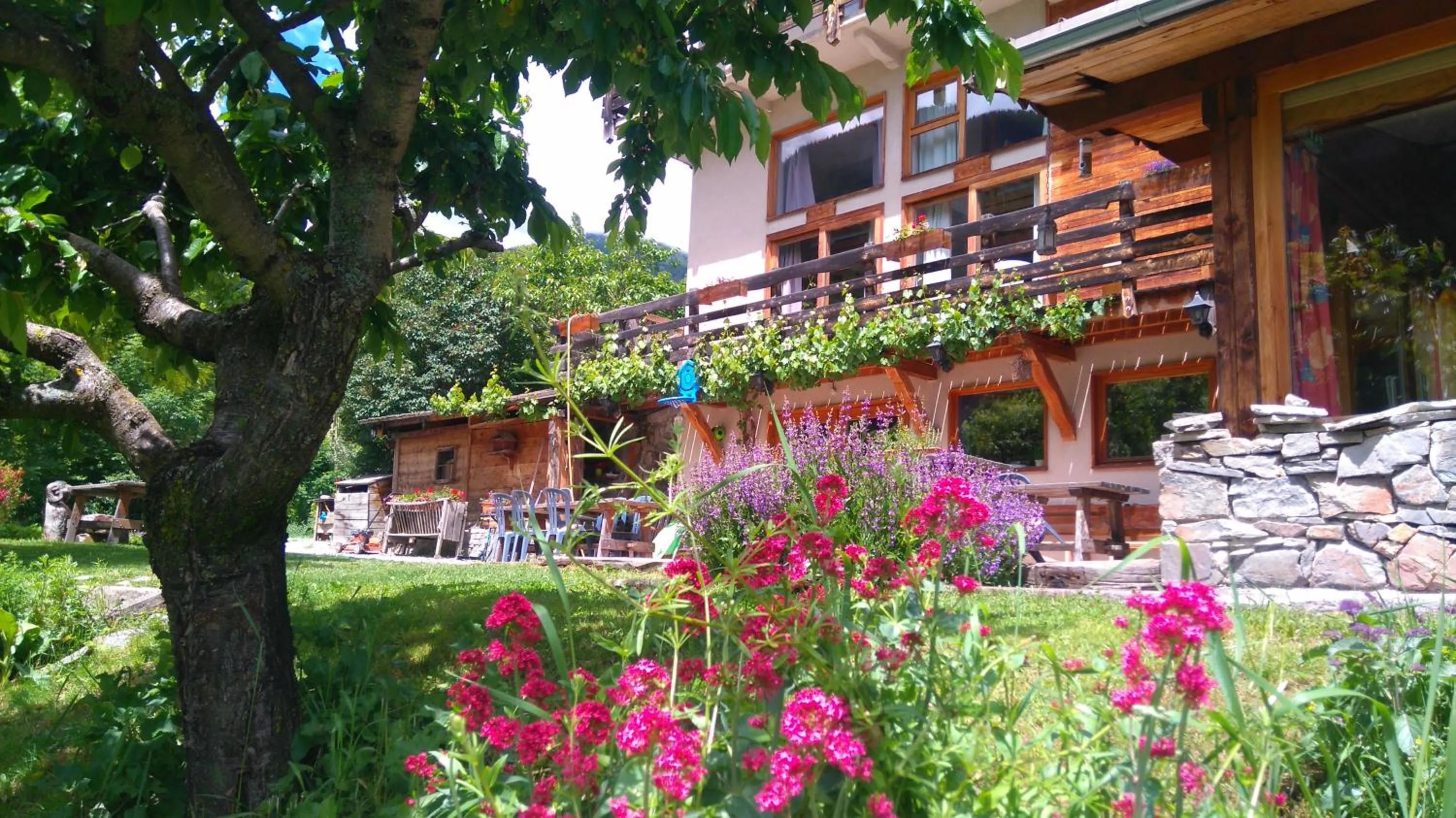 Property building in Hôtel Restaurant Gîtes Les 5 Saisons