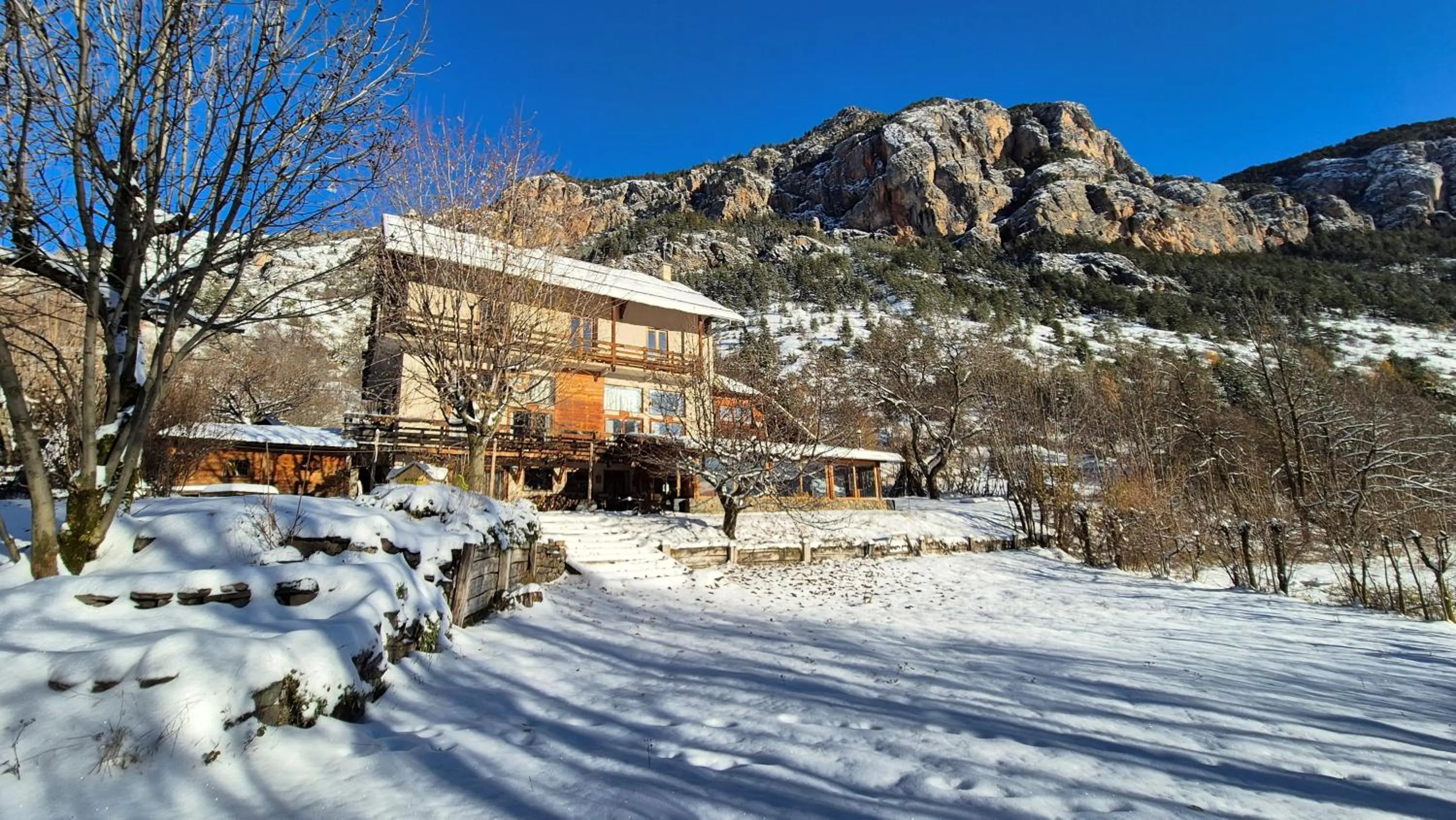 Property building in Hôtel Restaurant Gîtes Les 5 Saisons