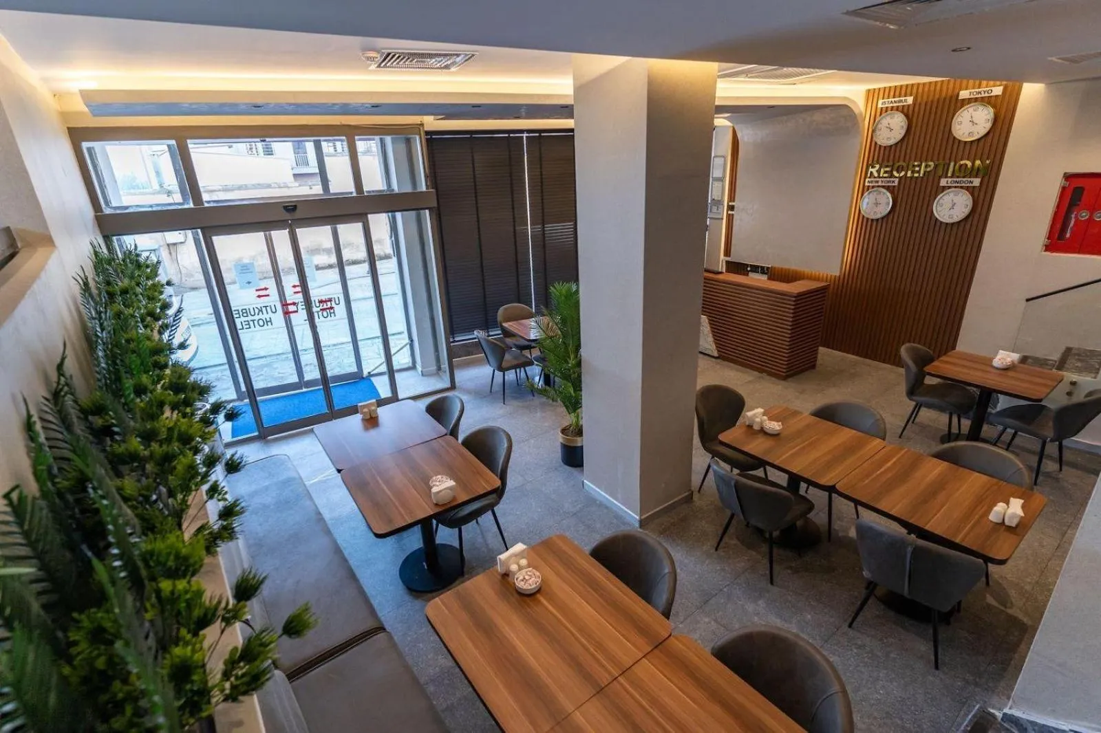 Communal lounge/ TV room in Utkubey Hotel