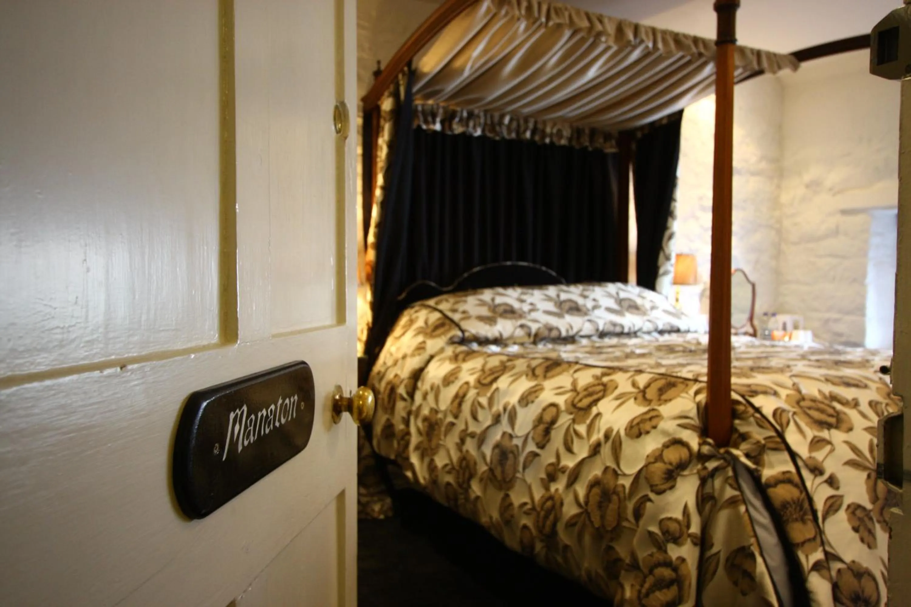 Bed in The Oxenham Arms Hotel Devon