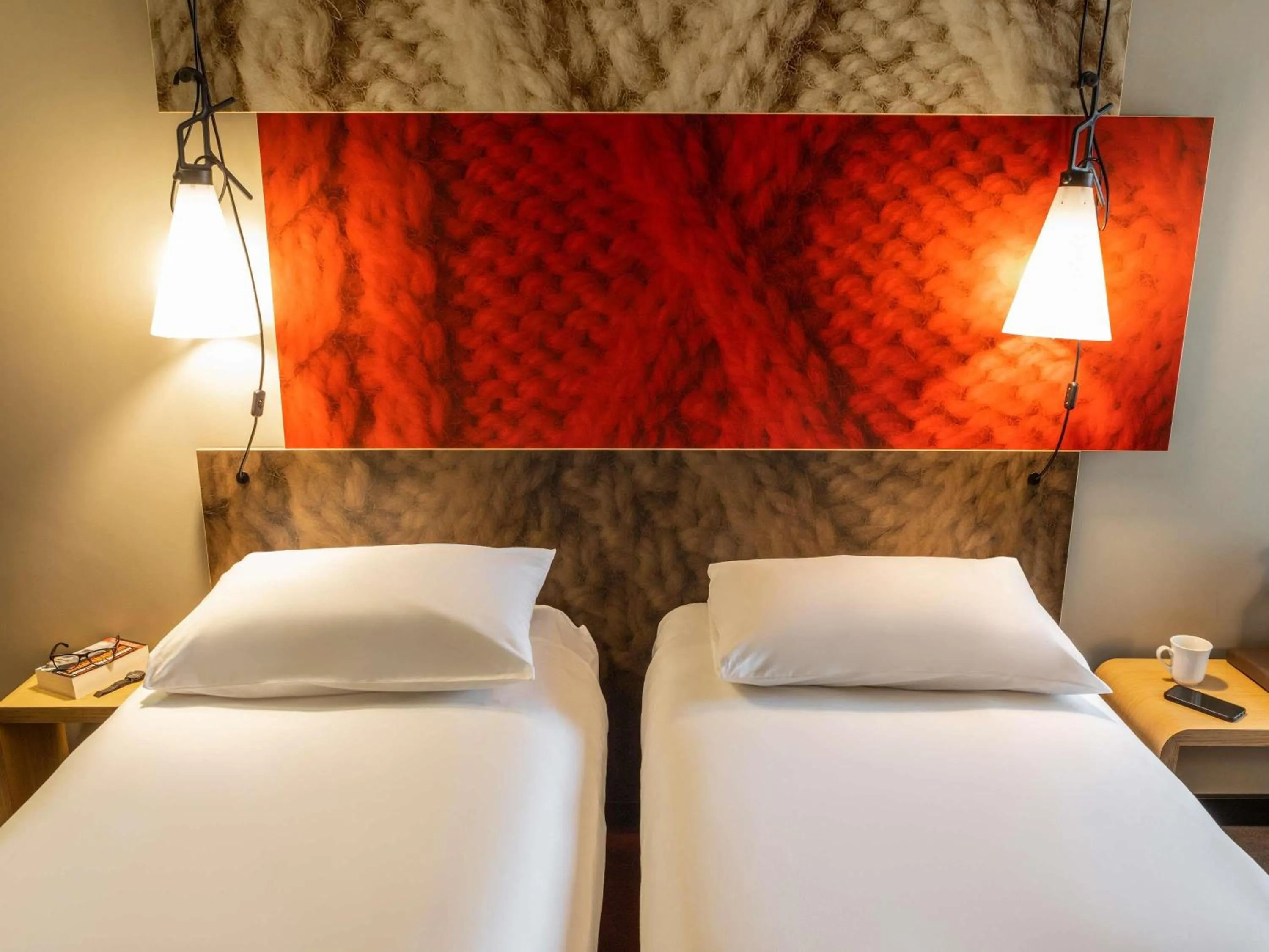 Bedroom, Bed in ibis Birmingham Airport Terminal Building - NEC