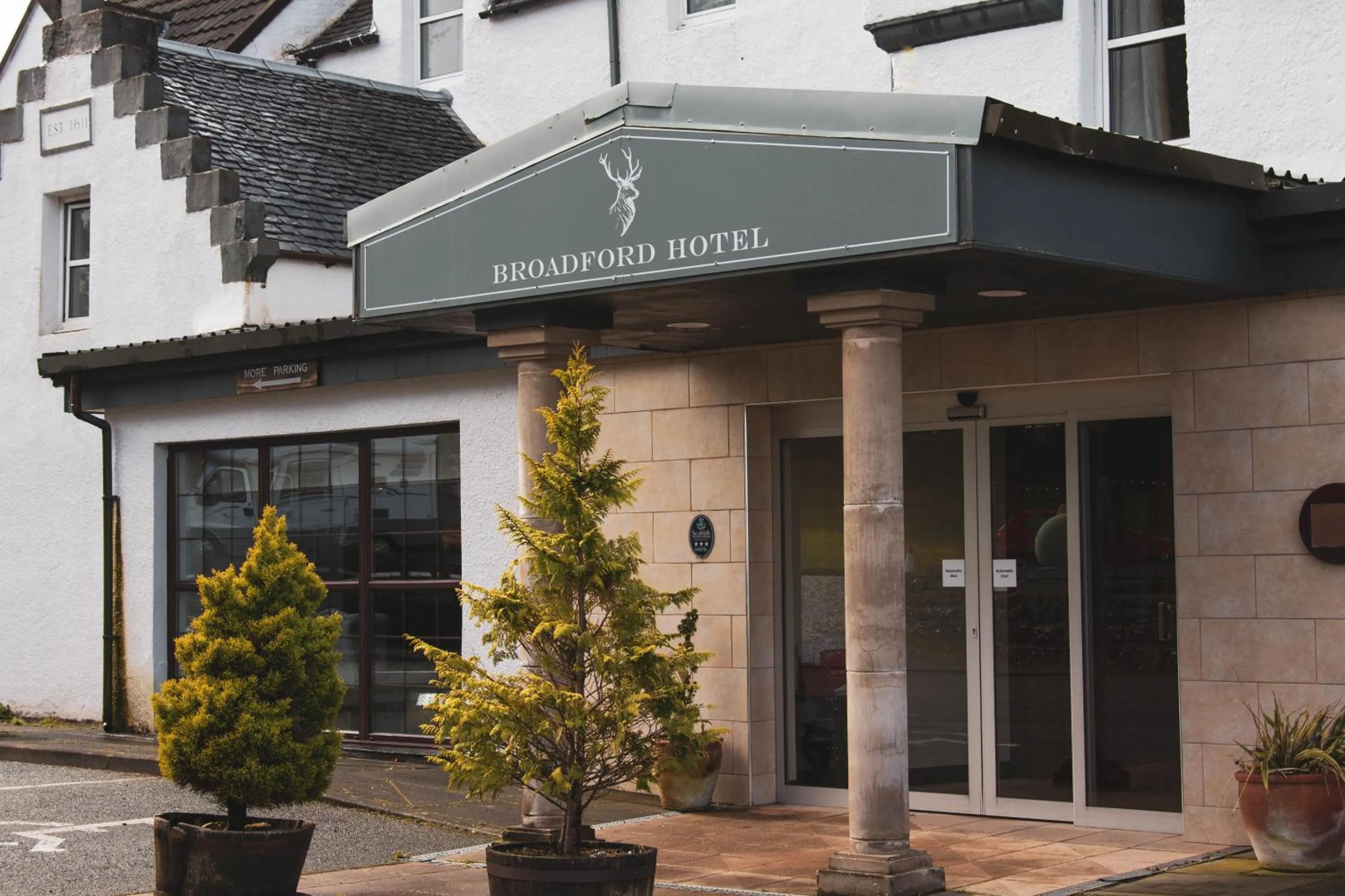 Facade/entrance in Broadford Hotel