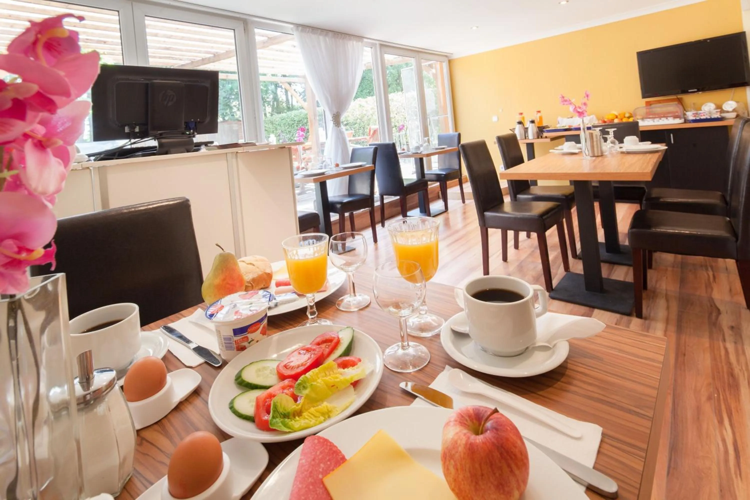 Restaurant/places to eat in Hotel Marco Polo