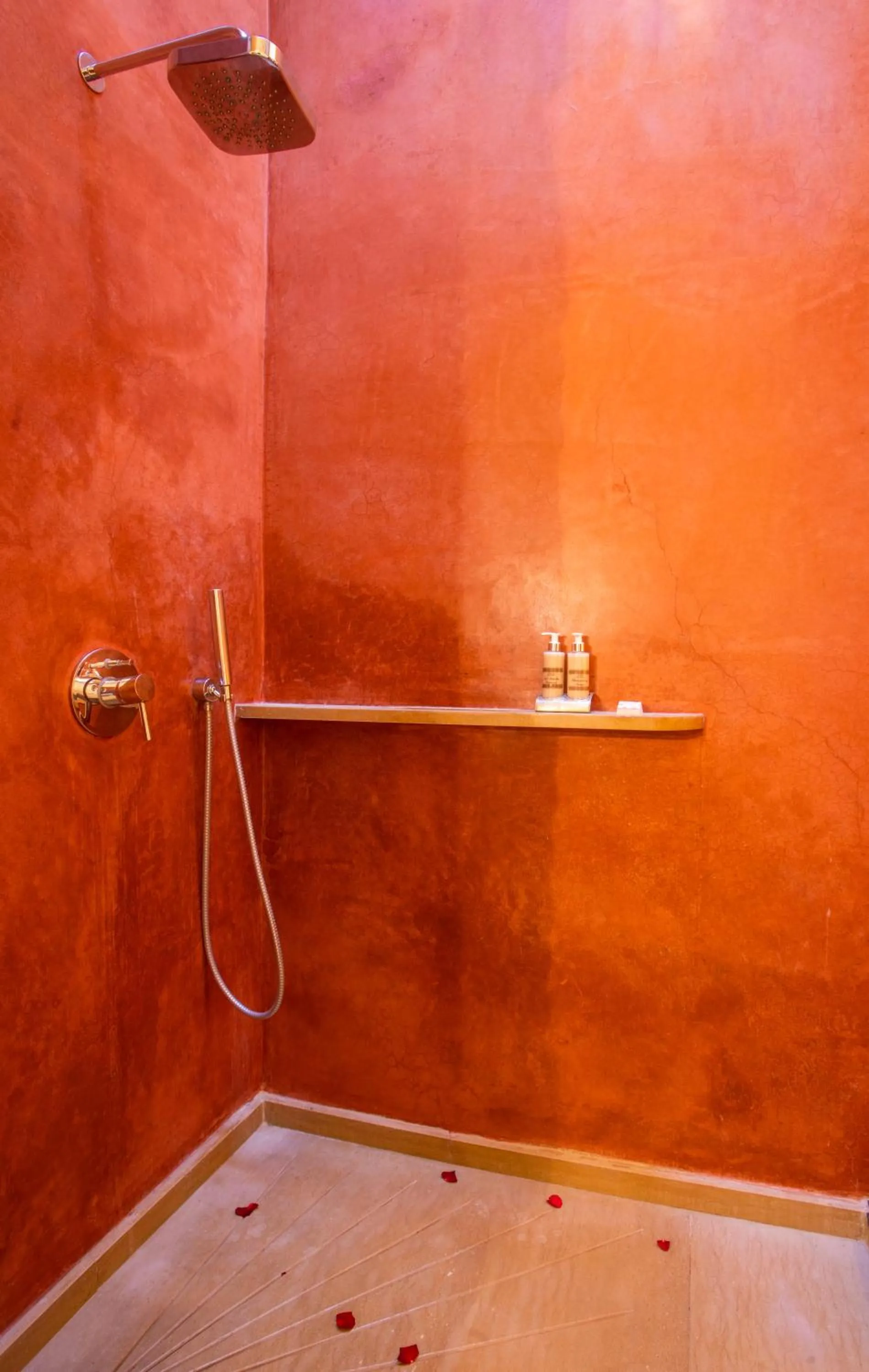 Shower in Riad Hizad