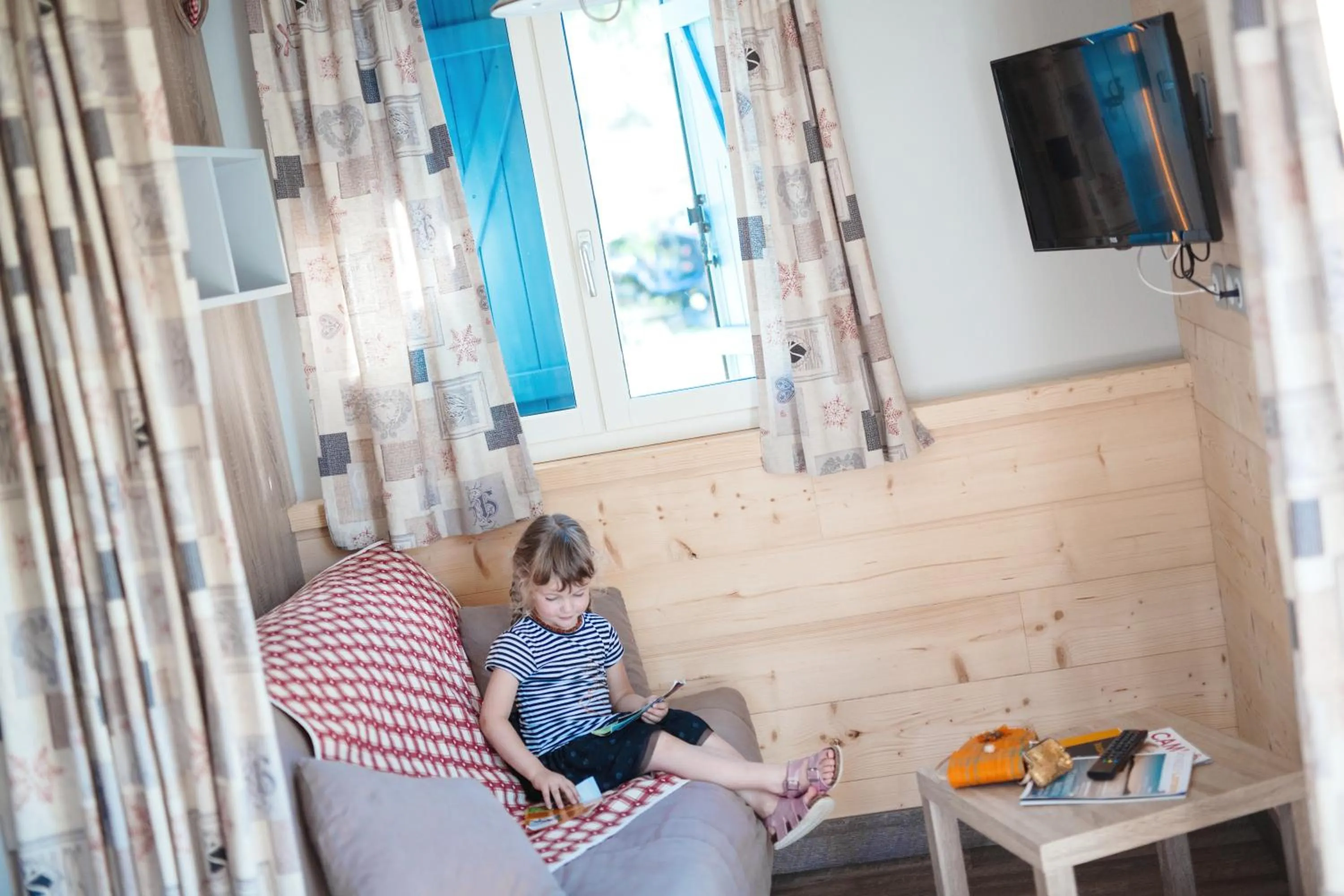 Living room, Bed in Camping Base de Loisirs du Lac de la Moselotte