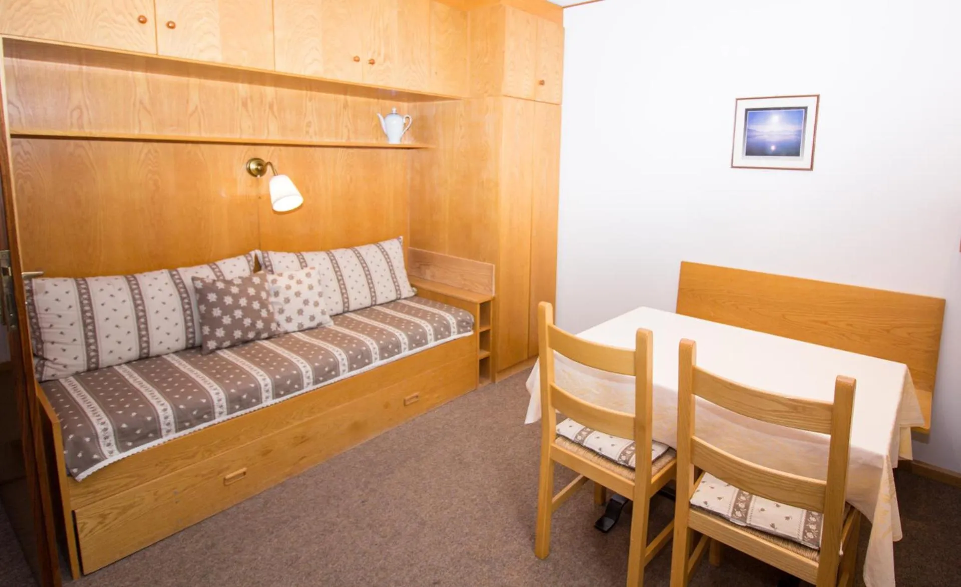 Dining area, Bed in Residence Chris Appart