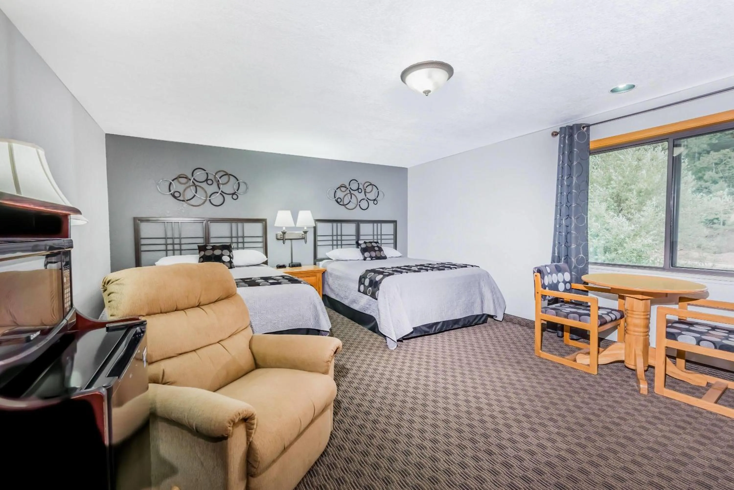 Photo of the whole room, Bed in Super 8 by Wyndham Deadwood Black Hills Area