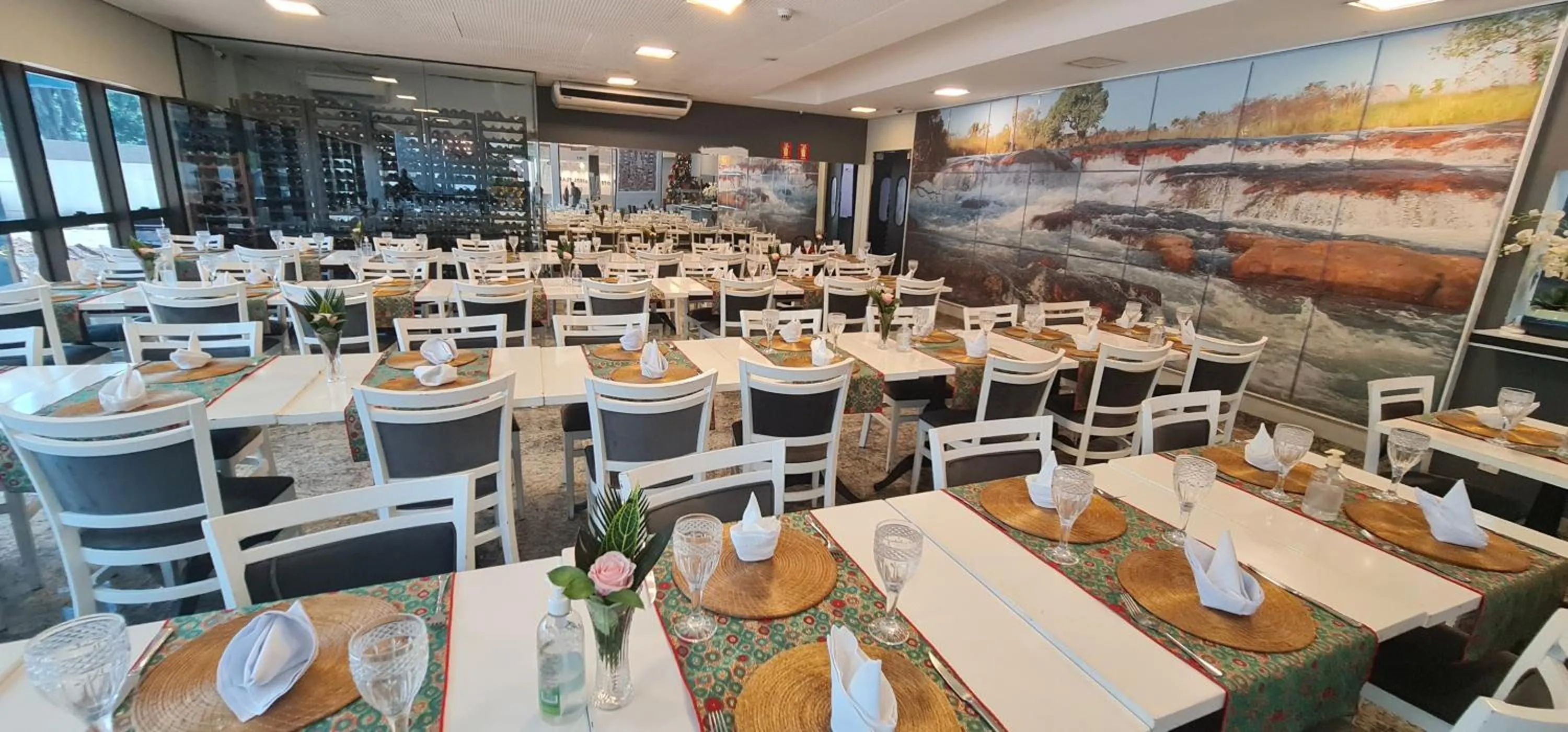 Restaurant/places to eat in Hotel Girassol Plaza