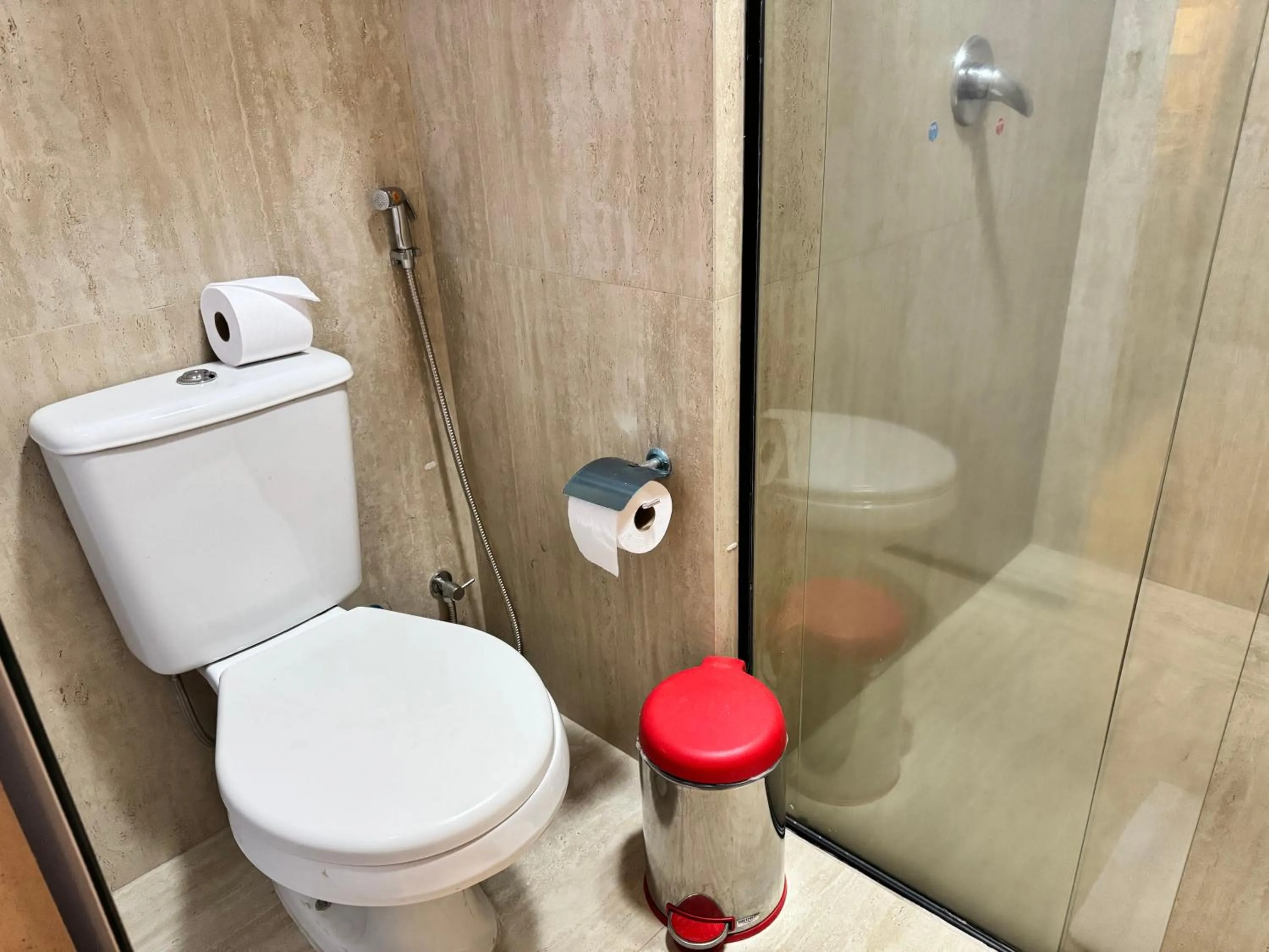 Shower in Hotel Girassol Plaza