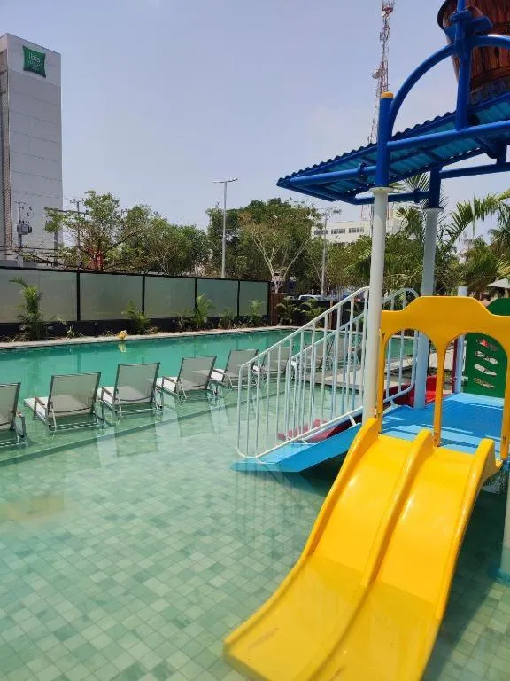 Swimming pool in Hotel Girassol Plaza